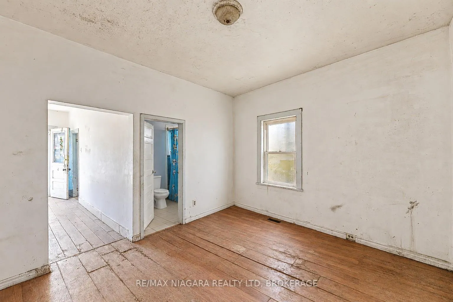 Photo 34 of 6043 Main Street, Niagara Falls, Dorchester — HOMEH