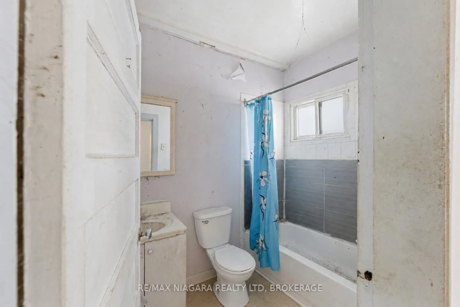 Photo 36 of 6043 Main Street, Niagara Falls, Dorchester — HOMEH