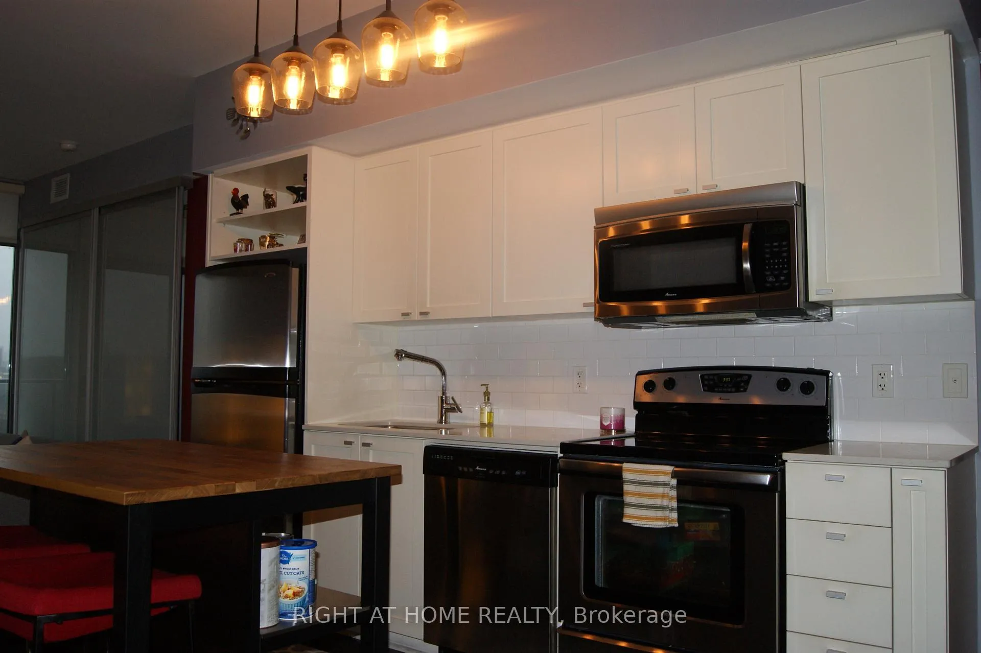 Photo 5 of Unit 715, 103 The Queensway, Toronto, High Park-Swansea — HOMEH