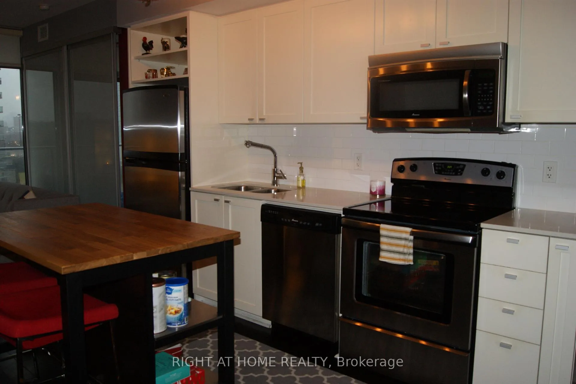 Photo 7 of Unit 715, 103 The Queensway, Toronto, High Park-Swansea — HOMEH