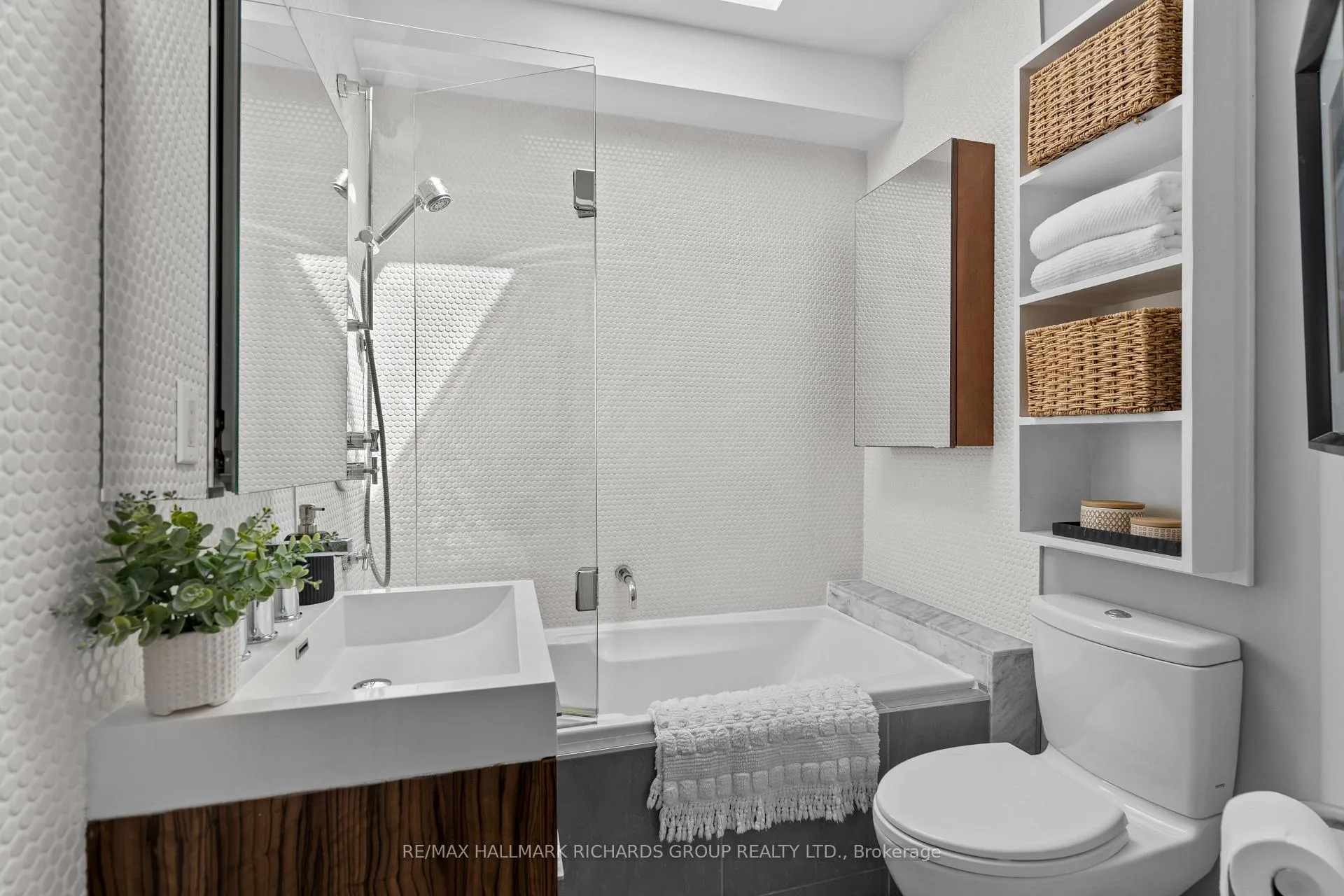 Photo 16 of 178 Wineva Avenue, Toronto, The Beaches — HOMEH