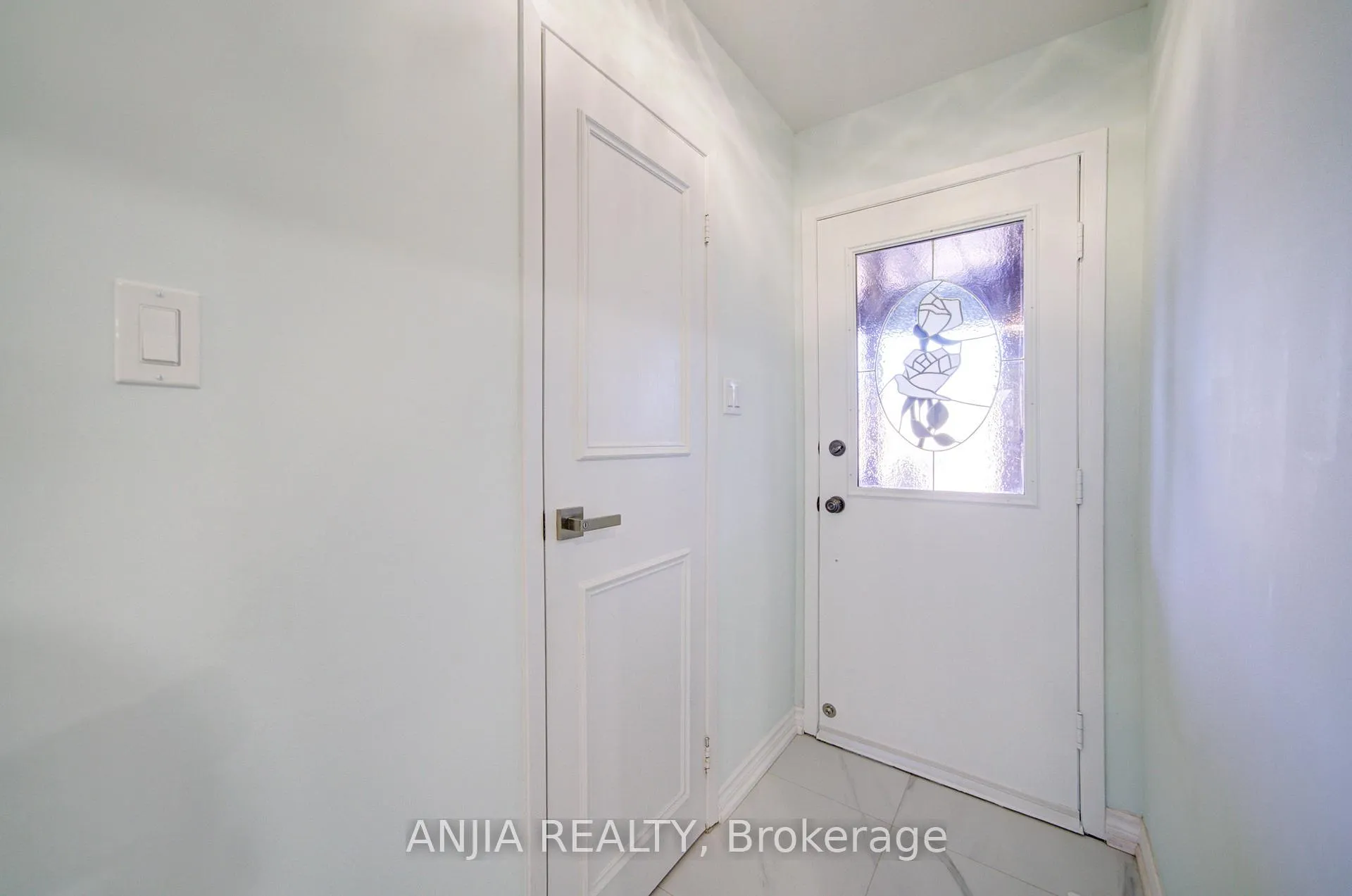 Photo 4 of 83 McClintock Crescent, Vaughan, Lakeview Estates — HOMEH