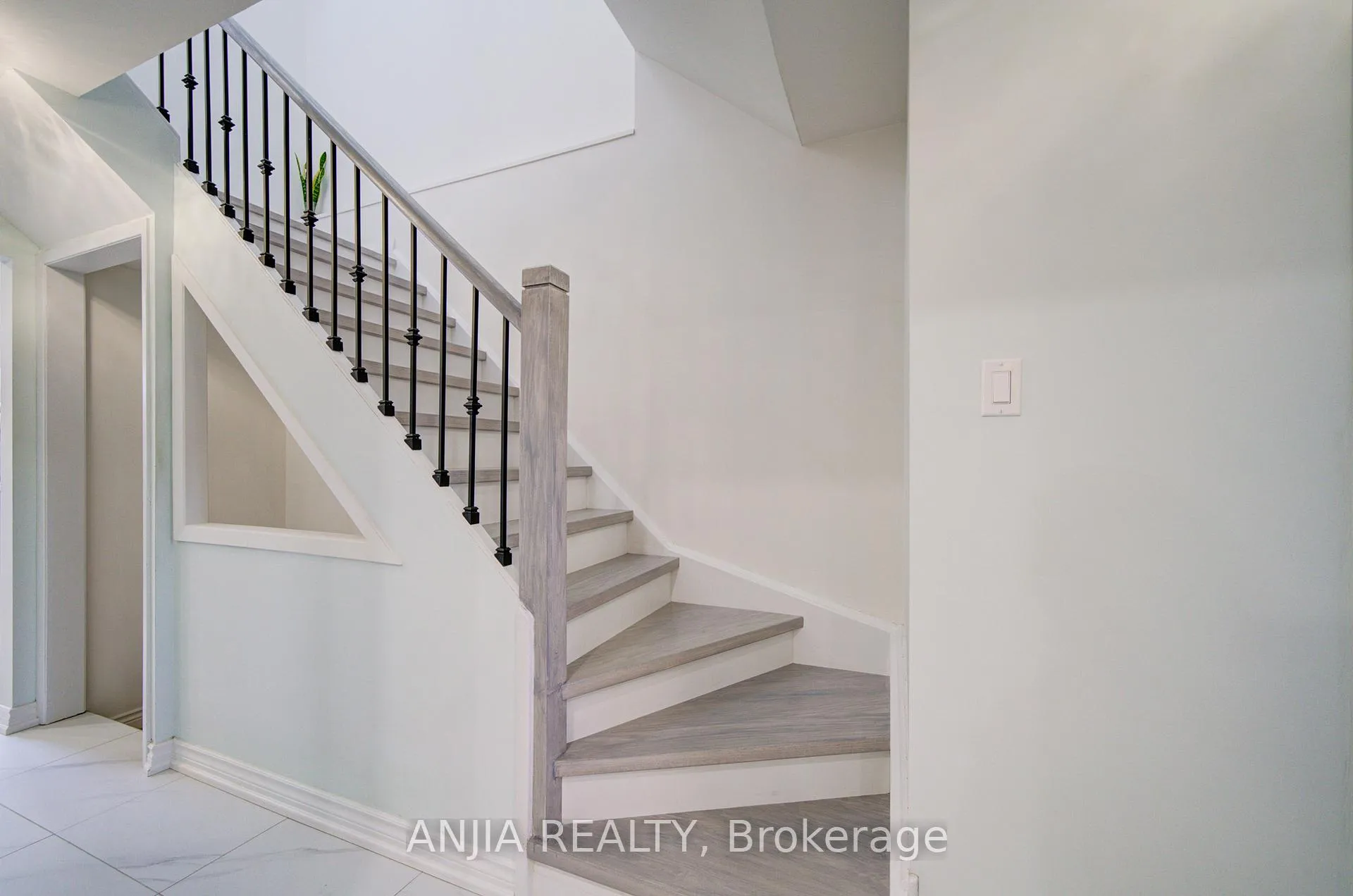 Photo 12 of 83 McClintock Crescent, Vaughan, Lakeview Estates — HOMEH