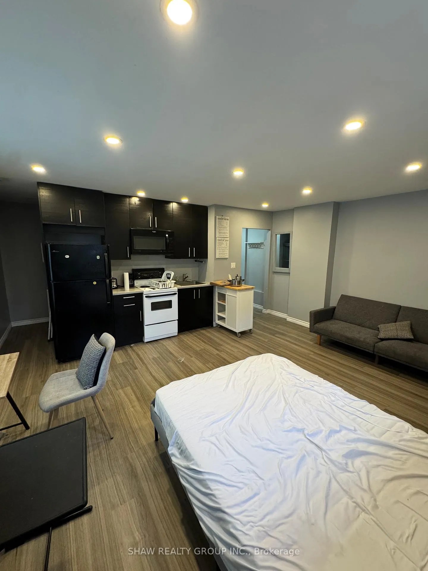 Photo 3 of 61 Waterloo Drive, Kitchener, Mount Hope Huron Park — HOMEH