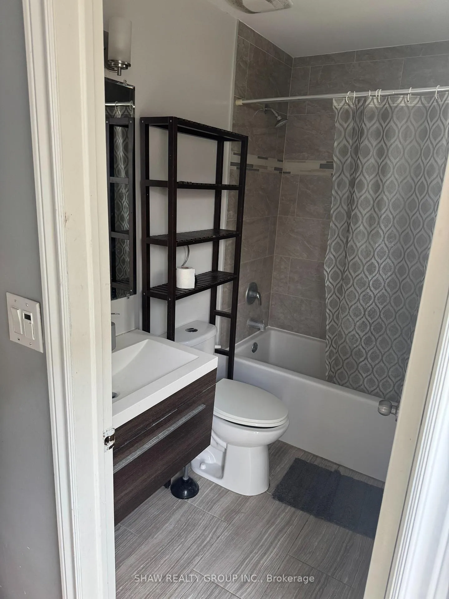 Photo 7 of 61 Waterloo Drive, Kitchener, Mount Hope Huron Park — HOMEH
