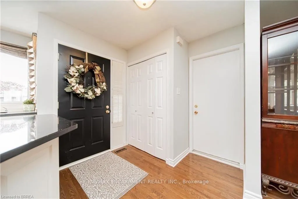 Photo 3 of Unit UPPER, 43 Kanata Crescent, Brantford, Brier Park — HOMEH
