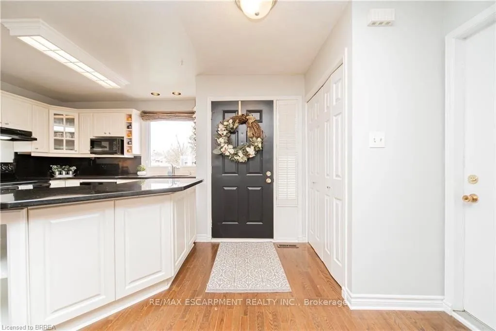 Photo 4 of Unit UPPER, 43 Kanata Crescent, Brantford, Brier Park — HOMEH