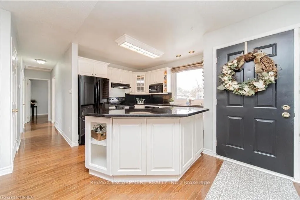 Photo 5 of Unit UPPER, 43 Kanata Crescent, Brantford, Brier Park — HOMEH