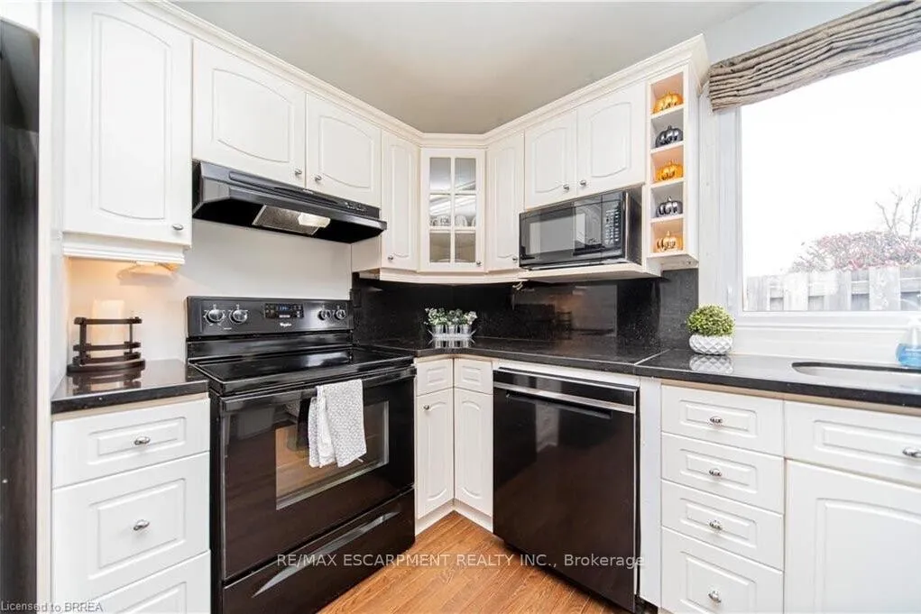 Photo 6 of Unit UPPER, 43 Kanata Crescent, Brantford, Brier Park — HOMEH
