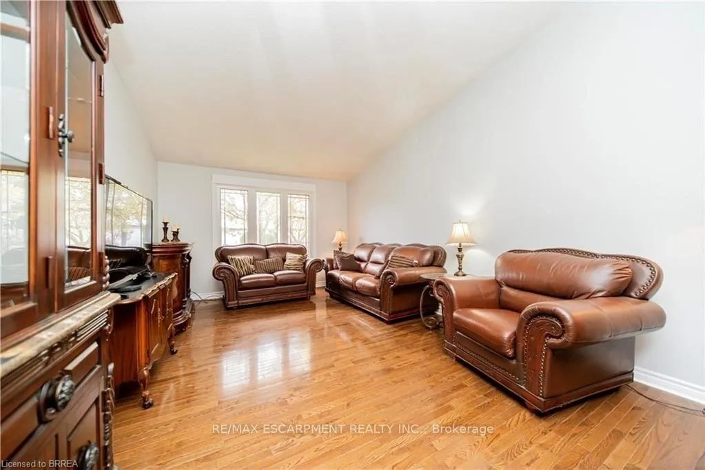 Photo 7 of Unit UPPER, 43 Kanata Crescent, Brantford, Brier Park — HOMEH