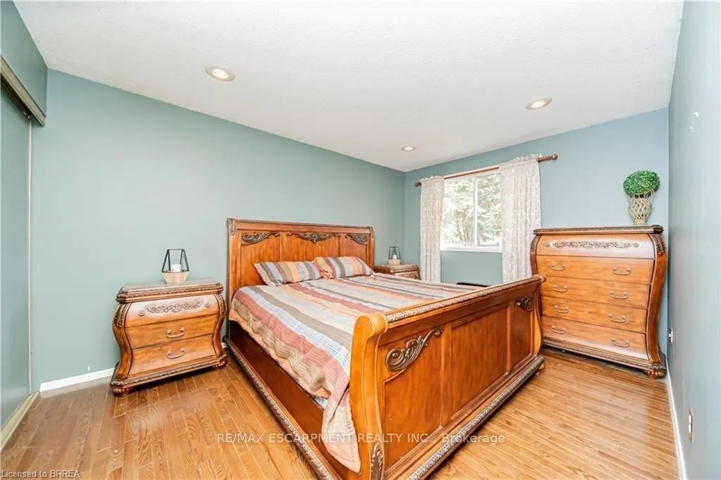 Photo 8 of Unit UPPER, 43 Kanata Crescent, Brantford, Brier Park — HOMEH