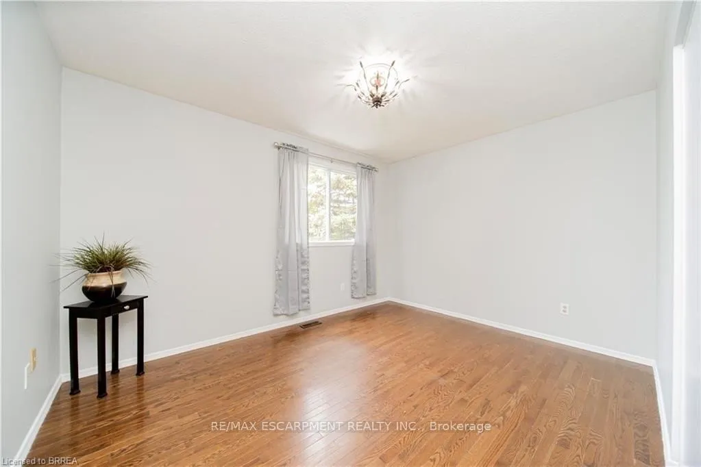 Photo 10 of Unit UPPER, 43 Kanata Crescent, Brantford, Brier Park — HOMEH