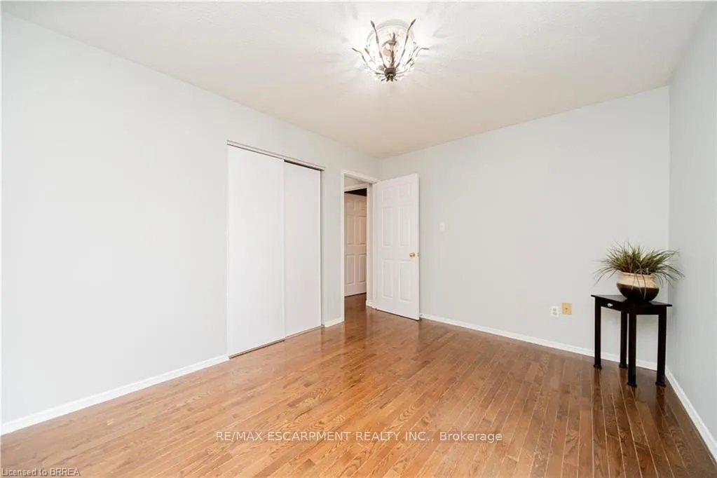 Photo 11 of Unit UPPER, 43 Kanata Crescent, Brantford, Brier Park — HOMEH