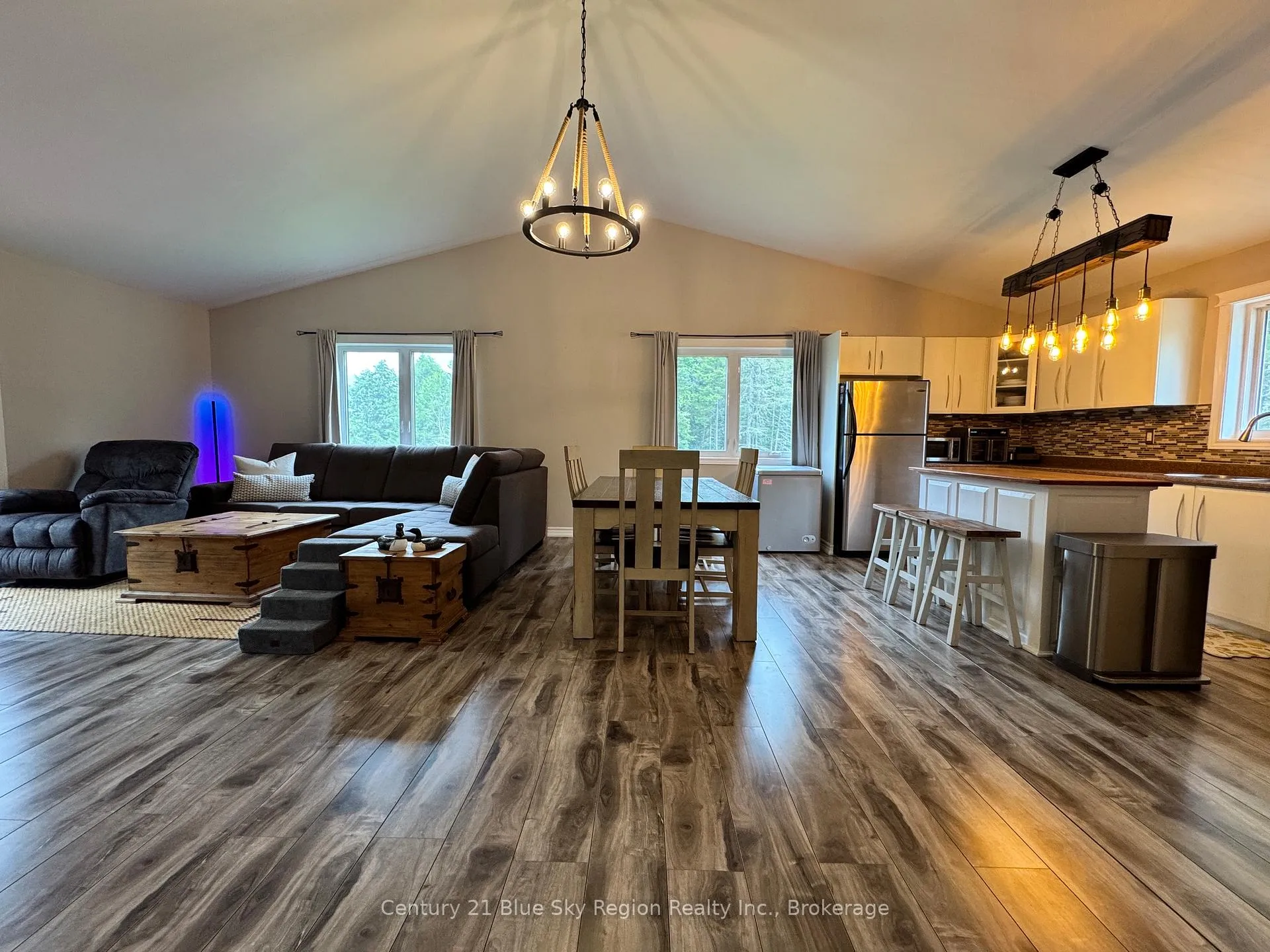 Photo 3 of 2161 Papineau Road, Papineau-Cameron, Papineau Cameron — HOMEH
