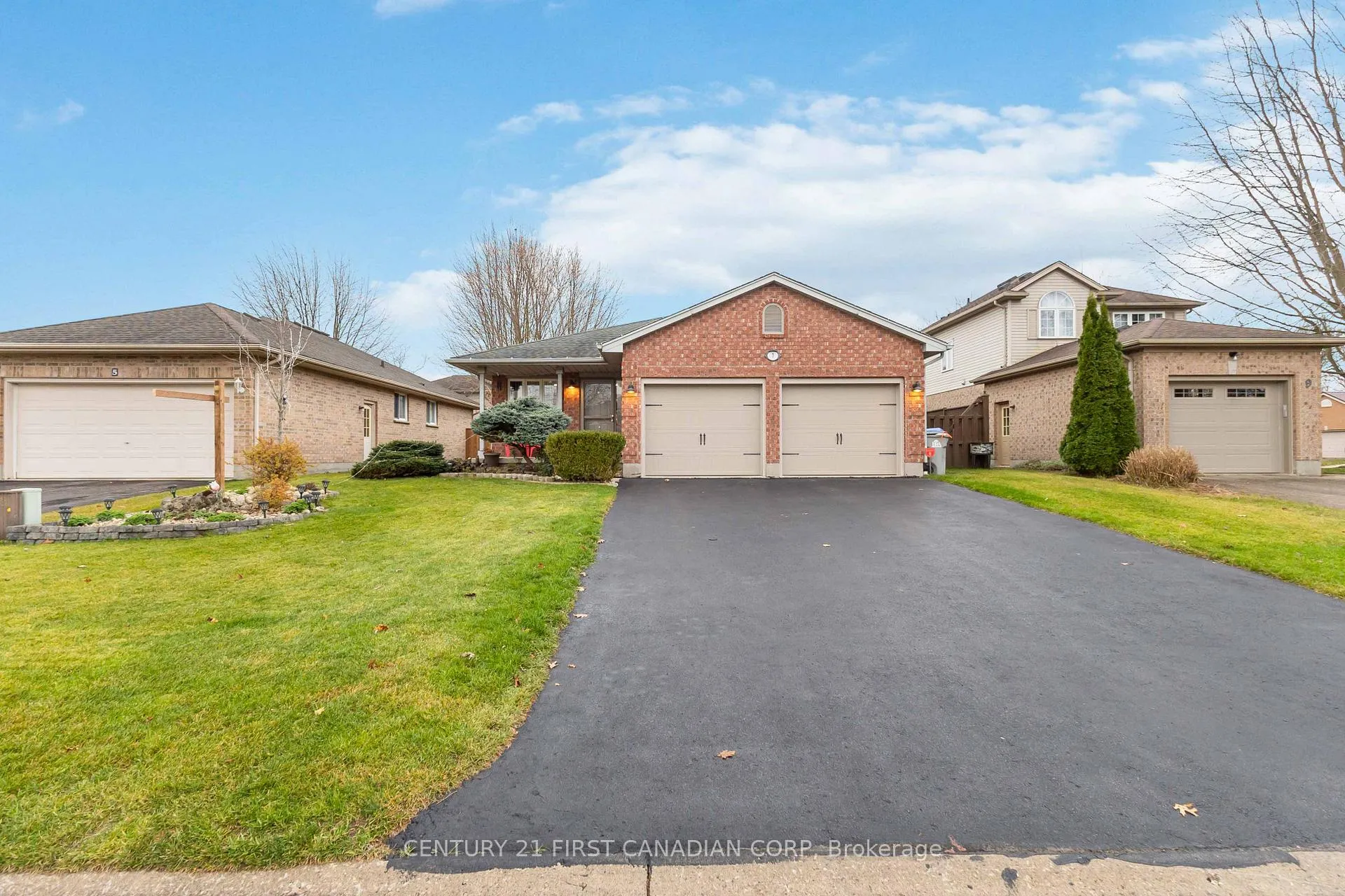 Photo 2 of 7 Juniper Crescent, Strathroy-Caradoc, SE — HOMEH
