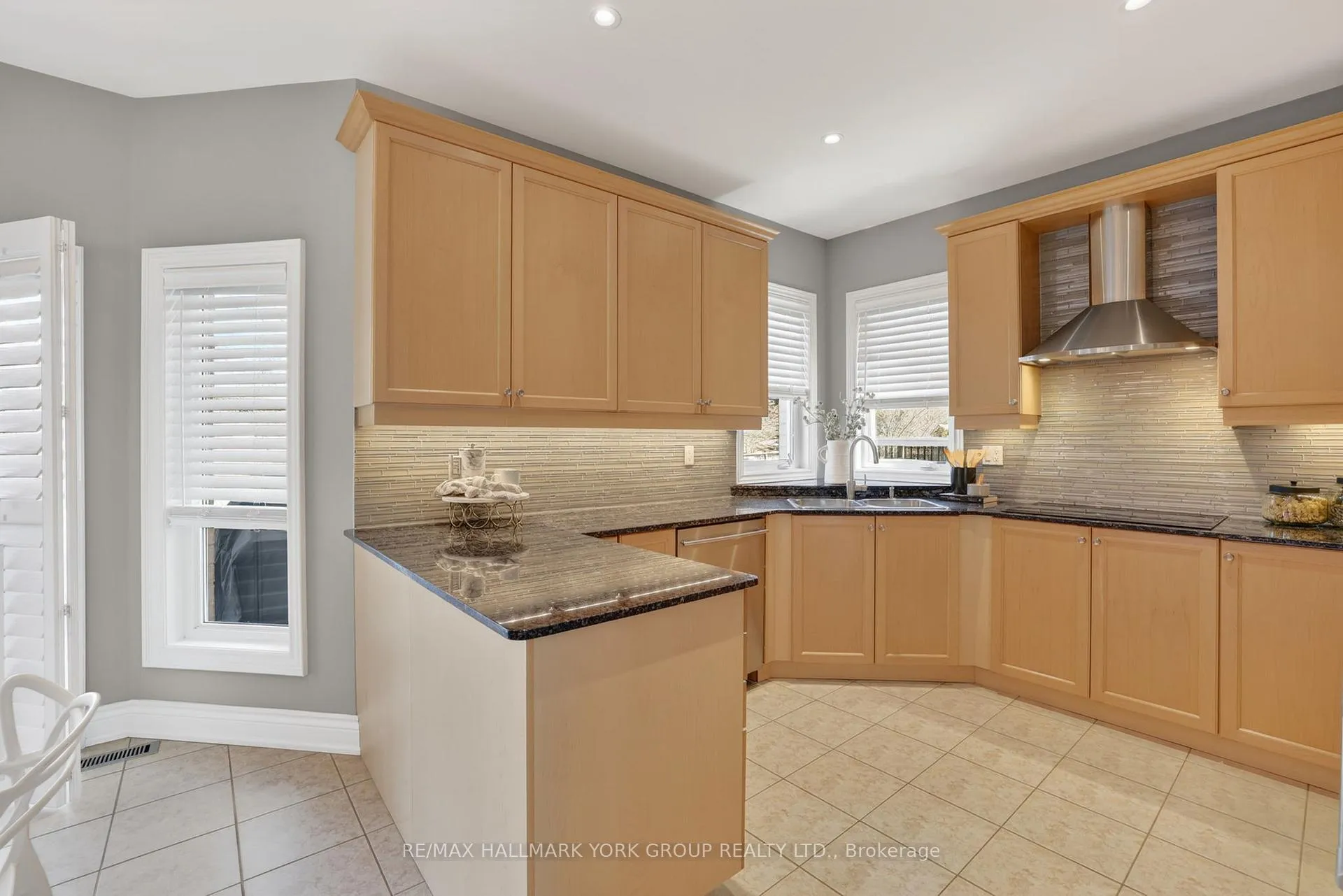 Photo 32 of 260 Willis Drive, Aurora, Aurora Highlands — HOMEH