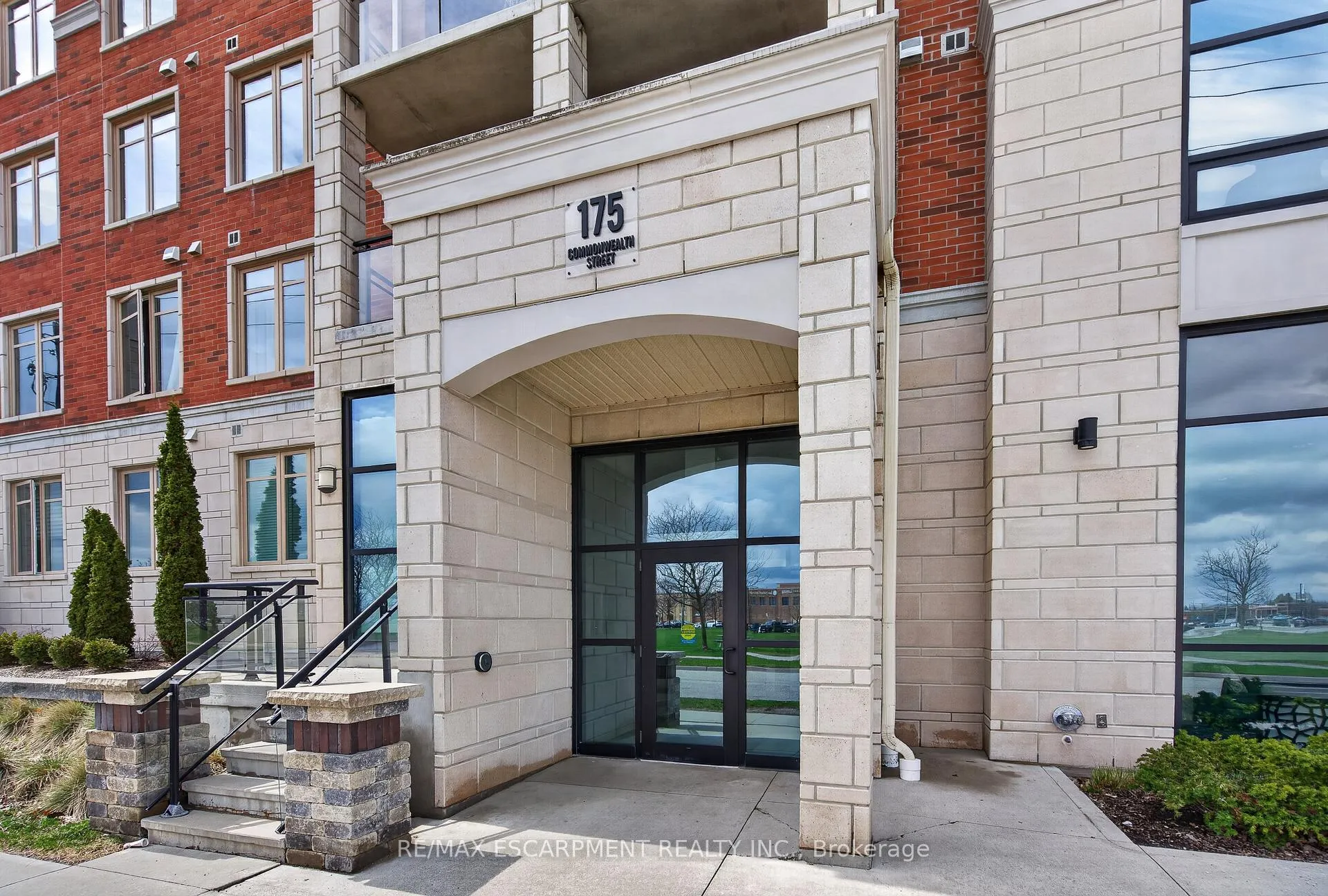 Photo 4 of Unit 202, 175 Commonwealth Street, Kitchener, Larentian West — HOMEH