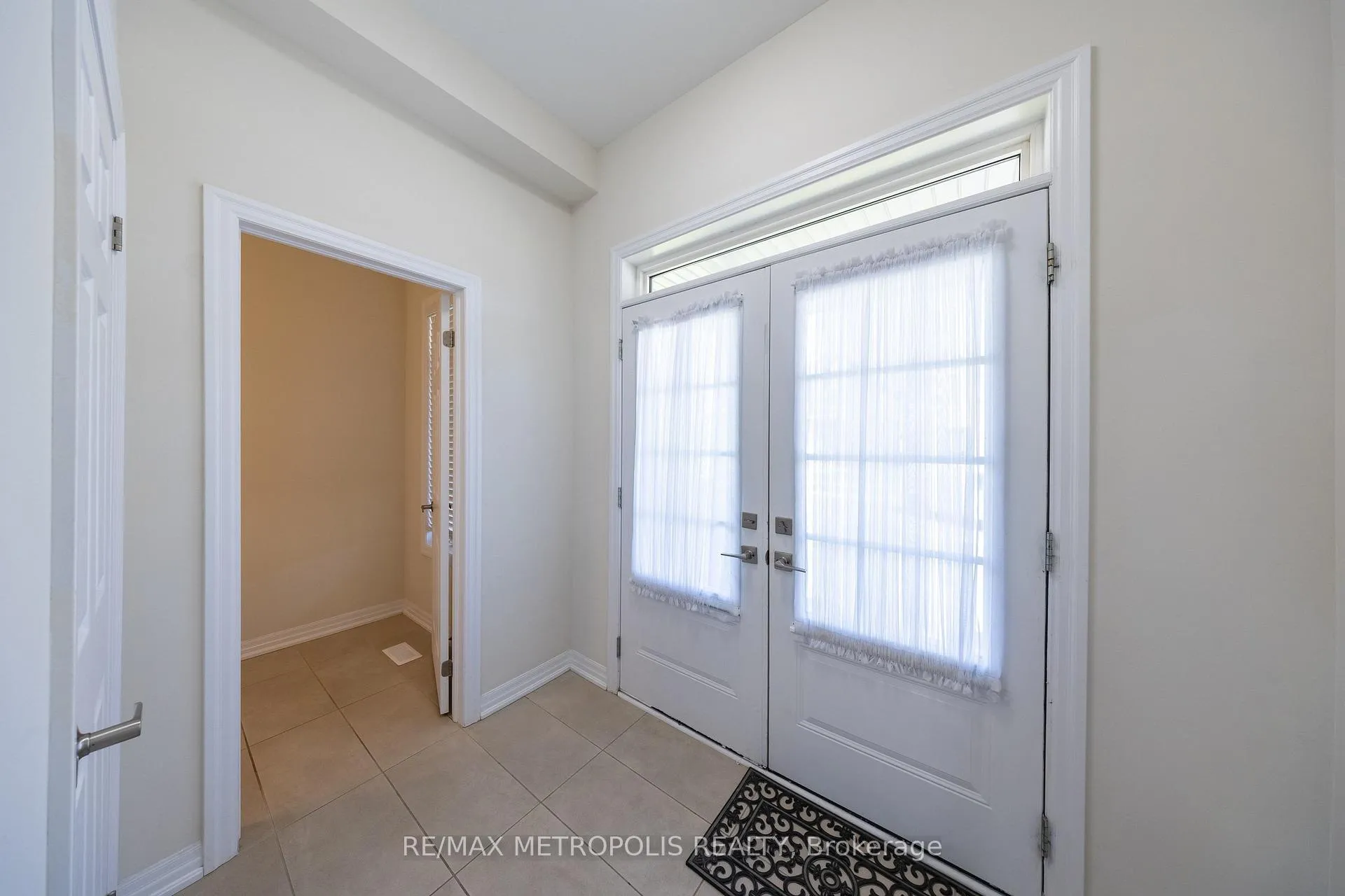Photo 2 of 39 Northrop Avenue, Clarington, Newcastle — HOMEH
