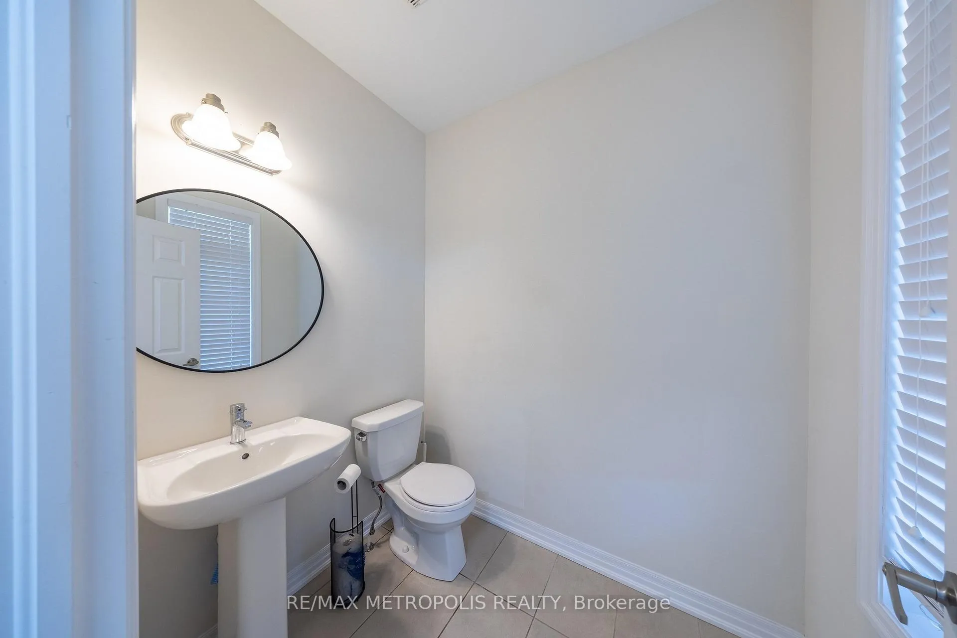 Photo 4 of 39 Northrop Avenue, Clarington, Newcastle — HOMEH