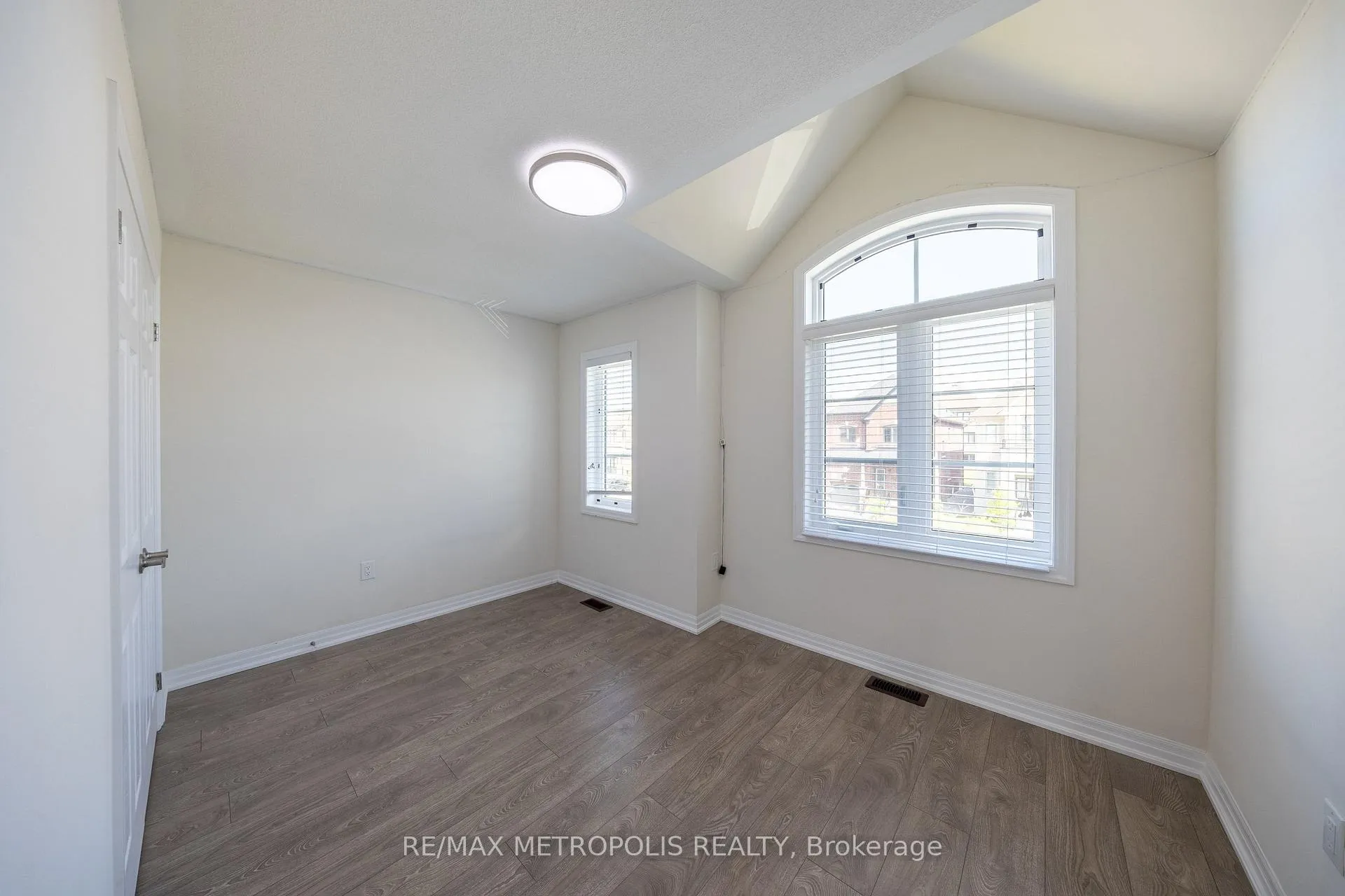 Photo 20 of 39 Northrop Avenue, Clarington, Newcastle — HOMEH
