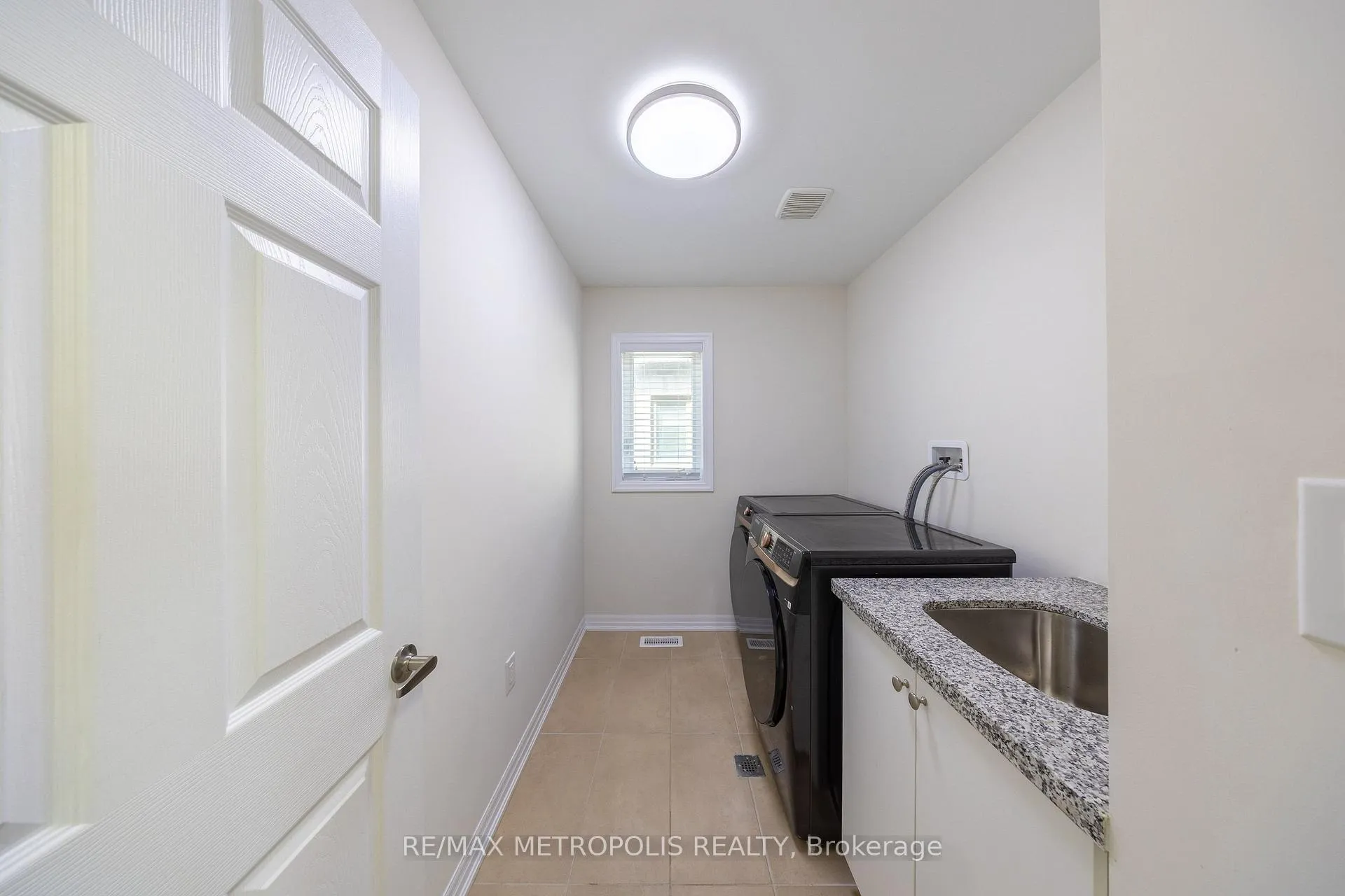 Photo 23 of 39 Northrop Avenue, Clarington, Newcastle — HOMEH