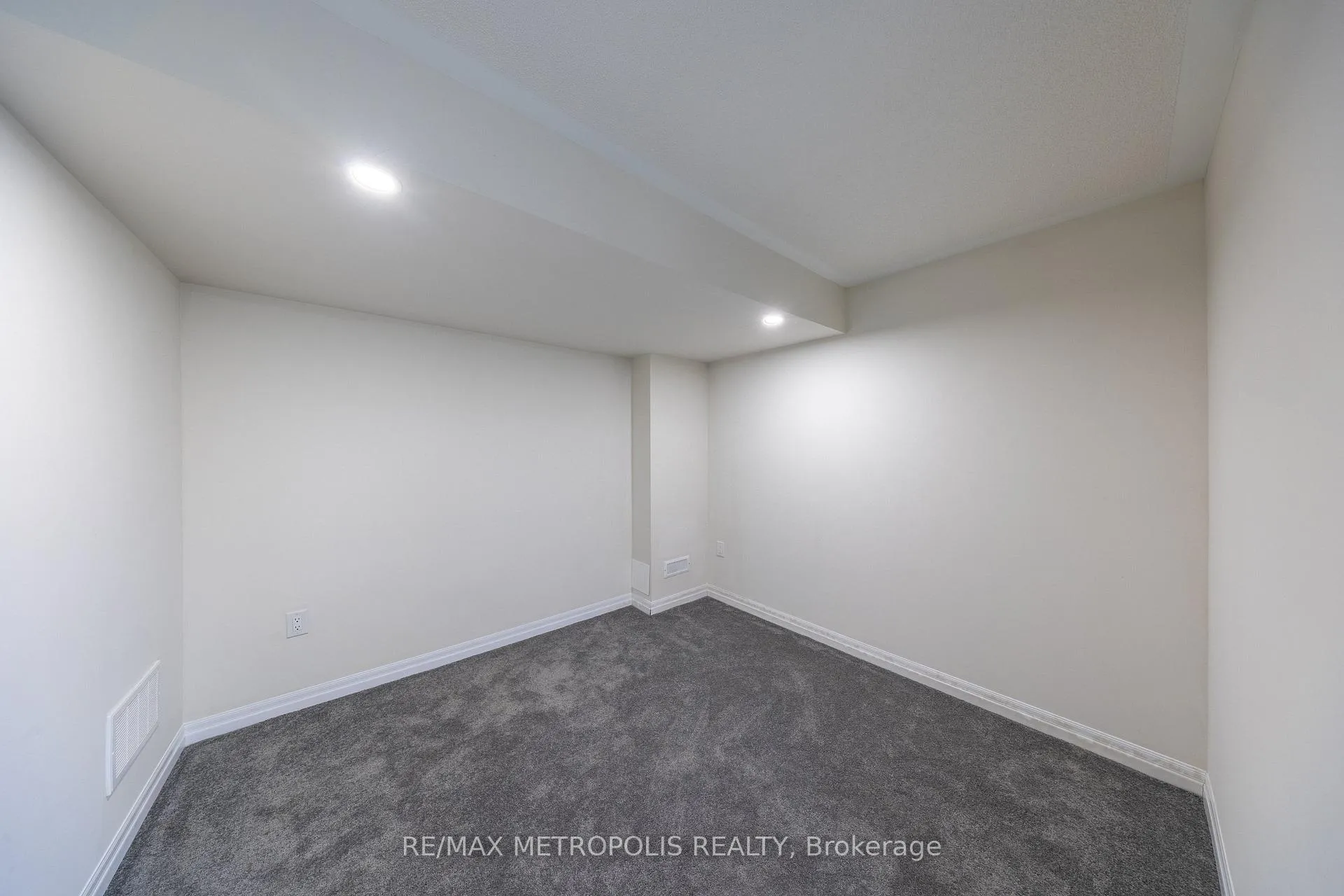 Photo 26 of 39 Northrop Avenue, Clarington, Newcastle — HOMEH
