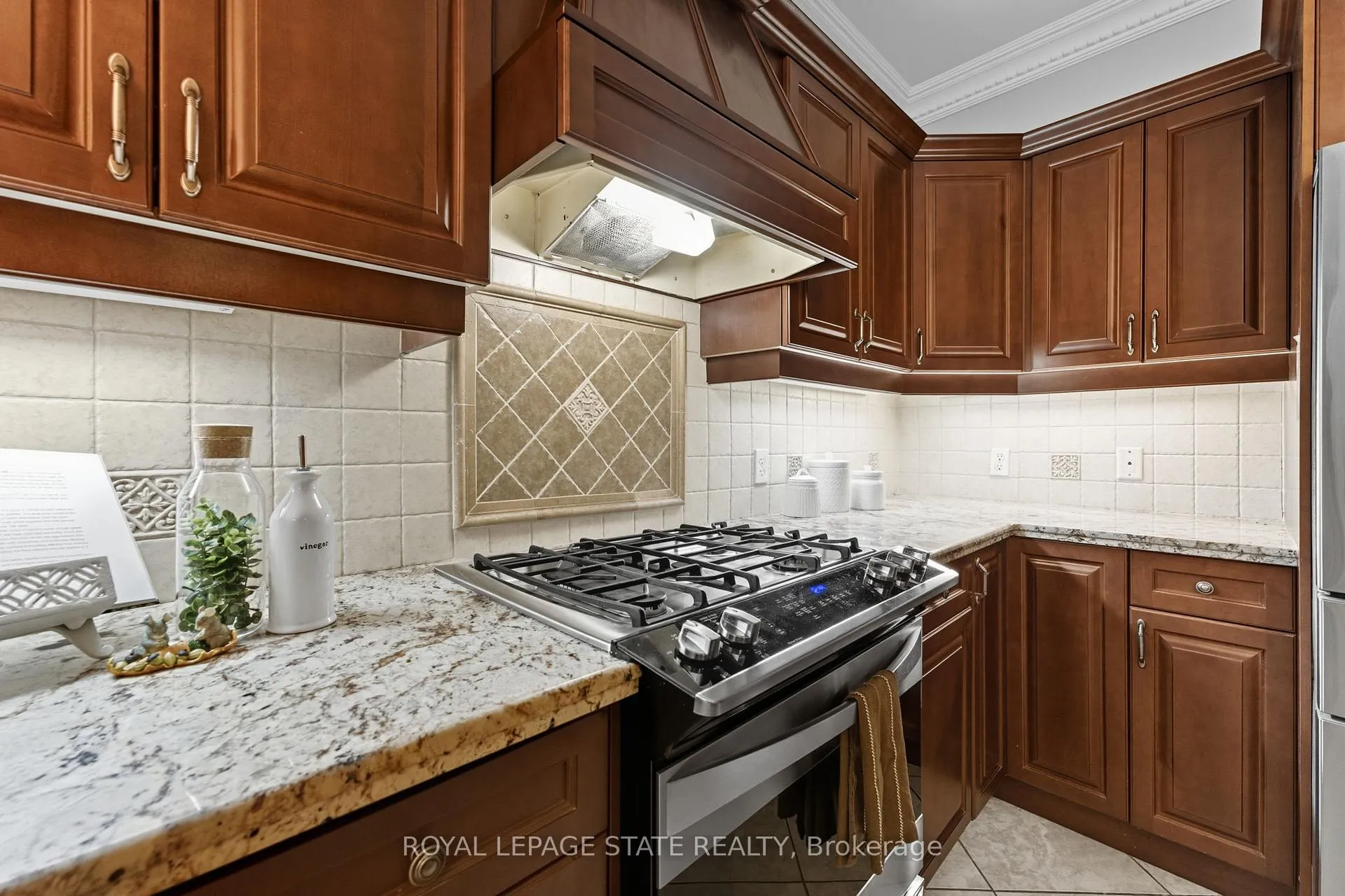 Photo 10 of 20 Lorupe Court, Hamilton, Meadowlands — HOMEH