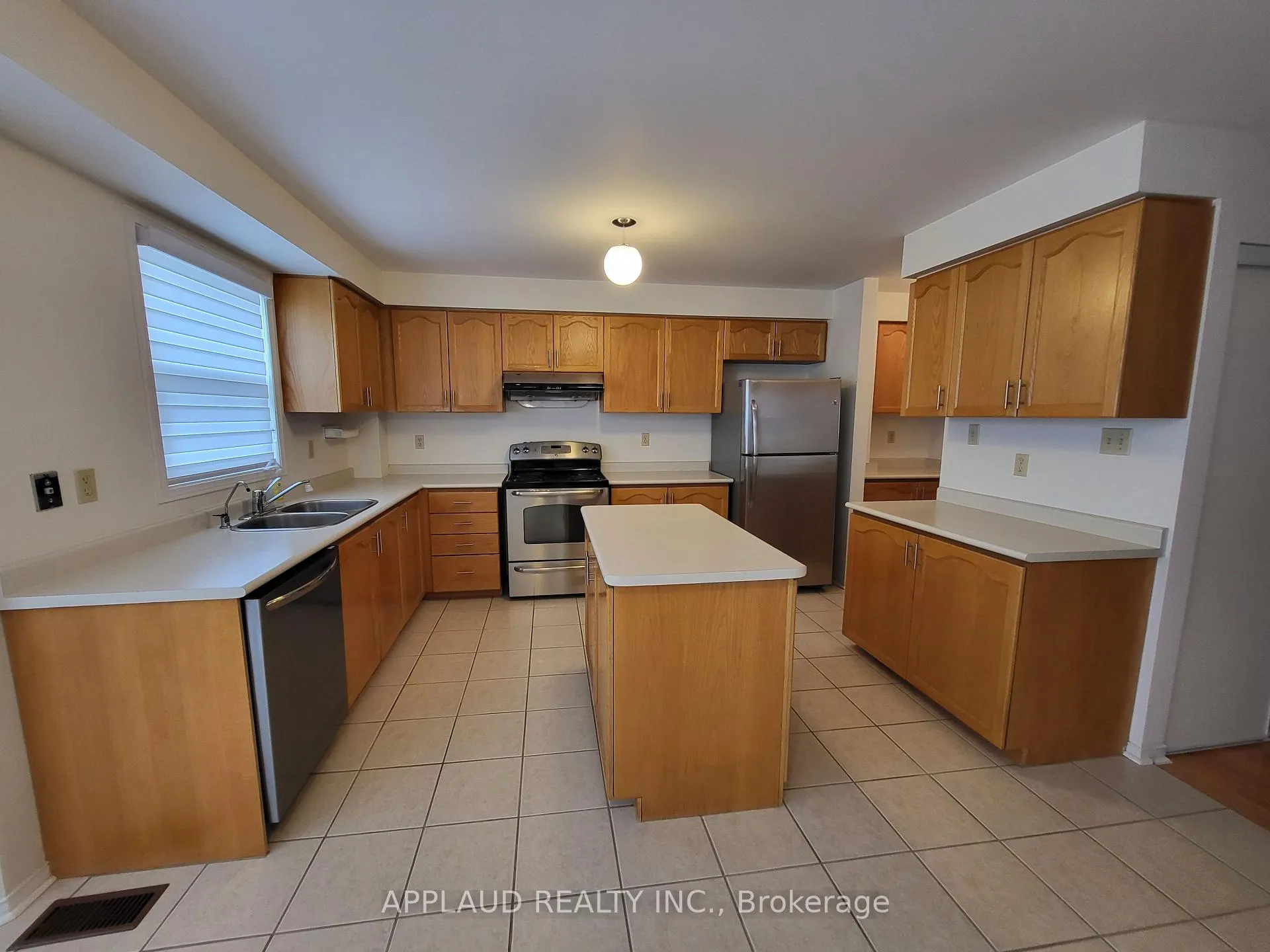 Photo 3 of 55 Leah Crescent, Vaughan, Beverley Glen — HOMEH