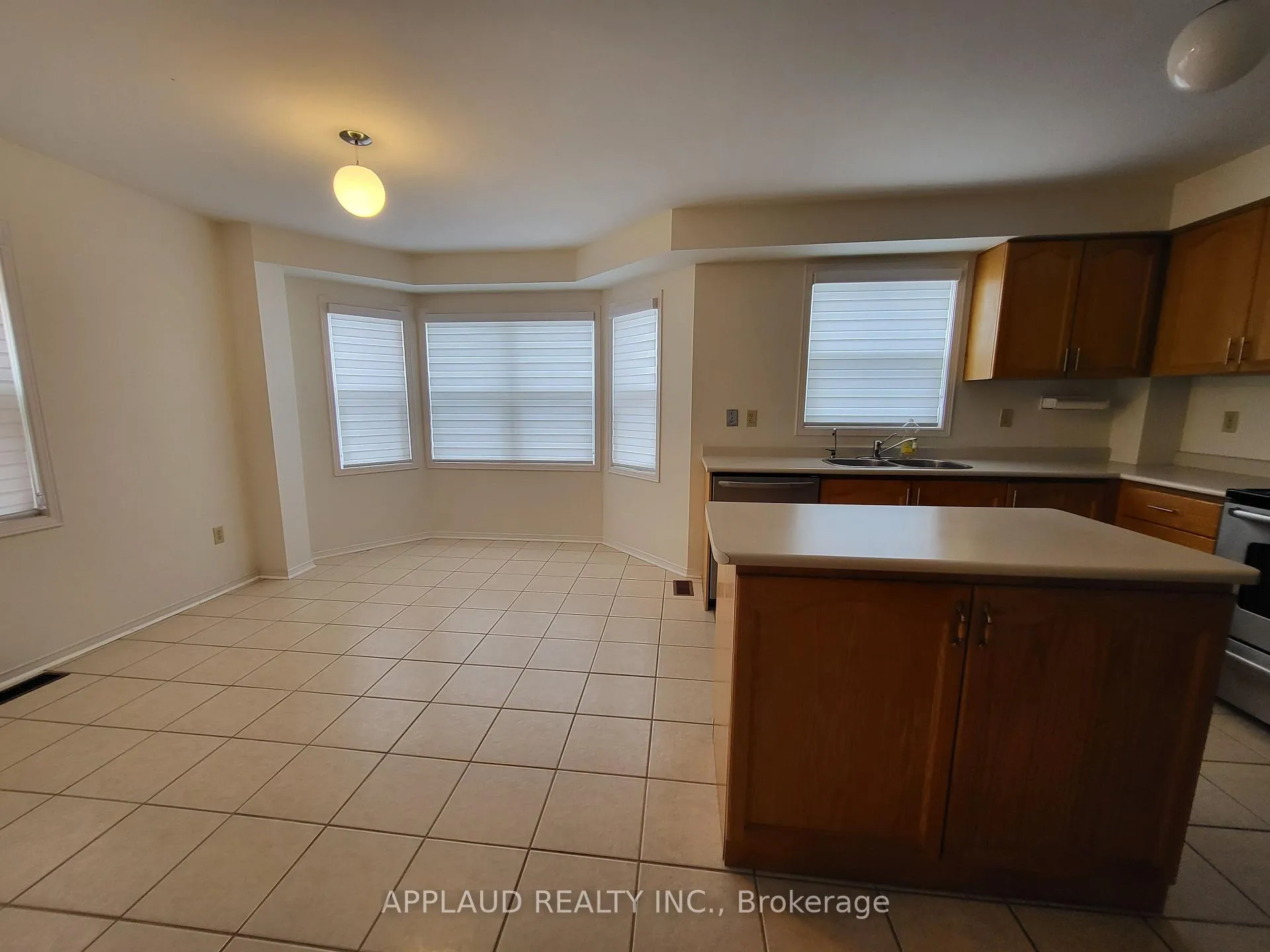 Photo 5 of 55 Leah Crescent, Vaughan, Beverley Glen — HOMEH