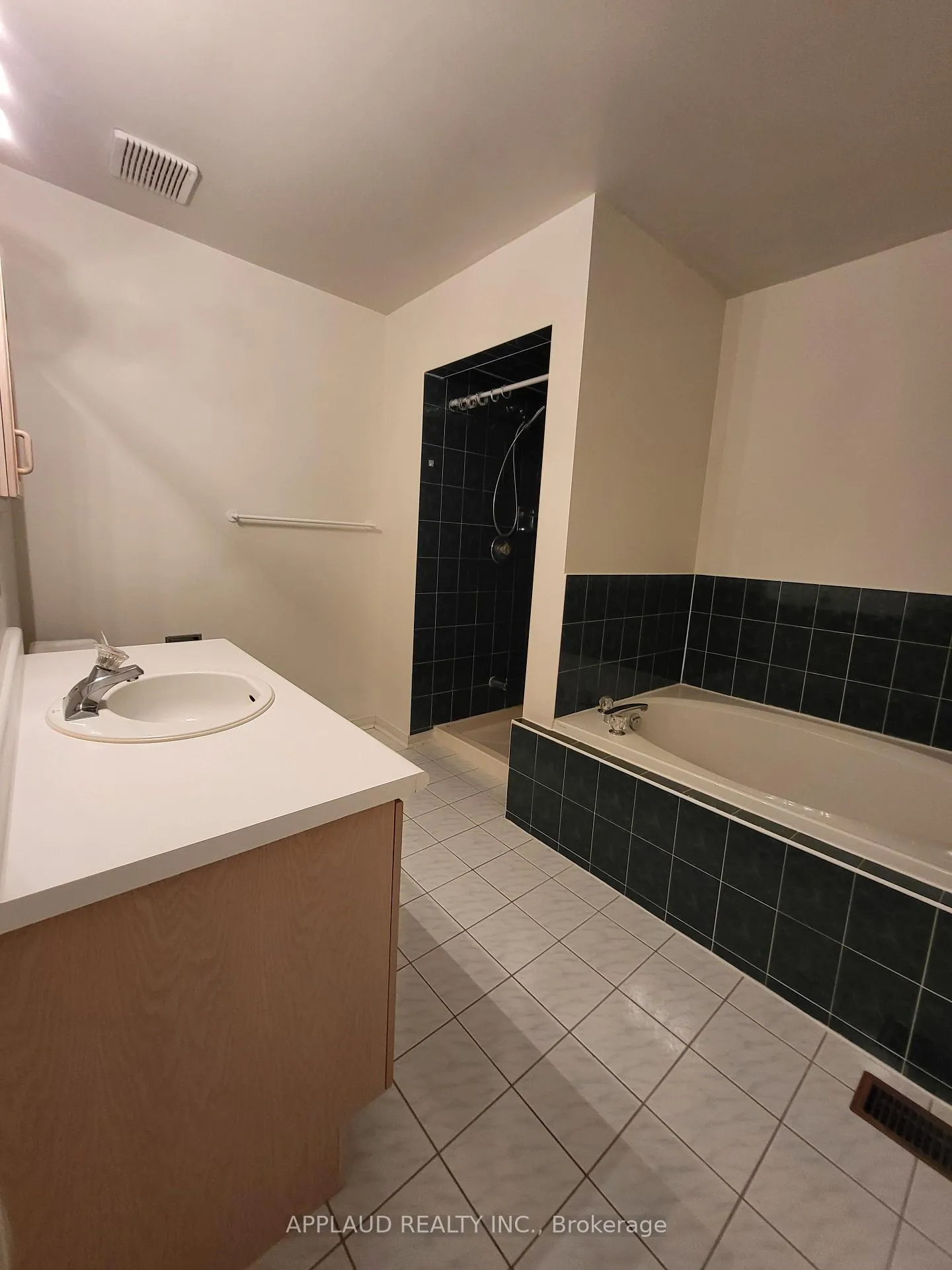 Photo 15 of 55 Leah Crescent, Vaughan, Beverley Glen — HOMEH