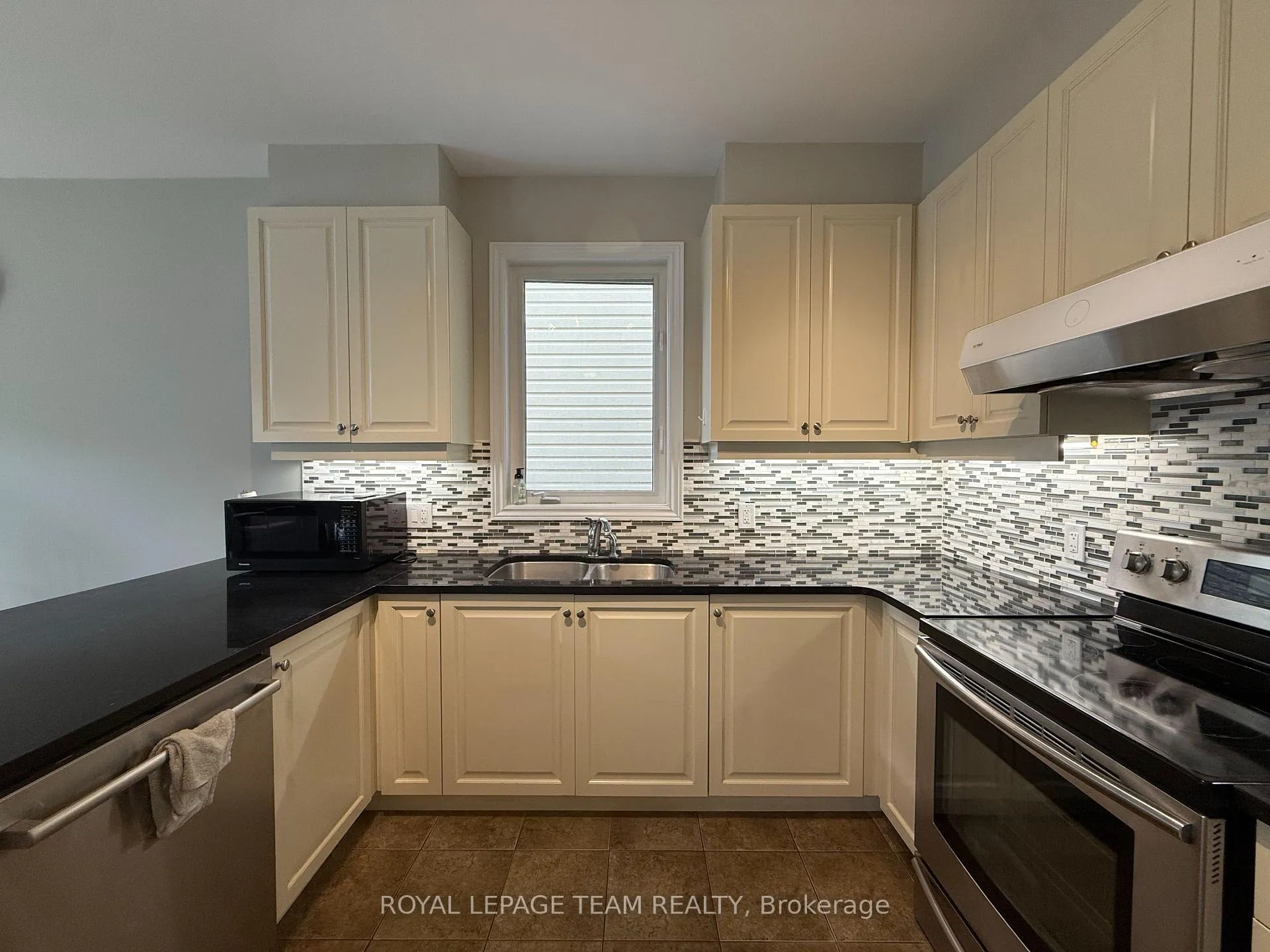 Photo 7 of 310 Gallantry Way, Ottawa, Stittsville (North) — HOMEH