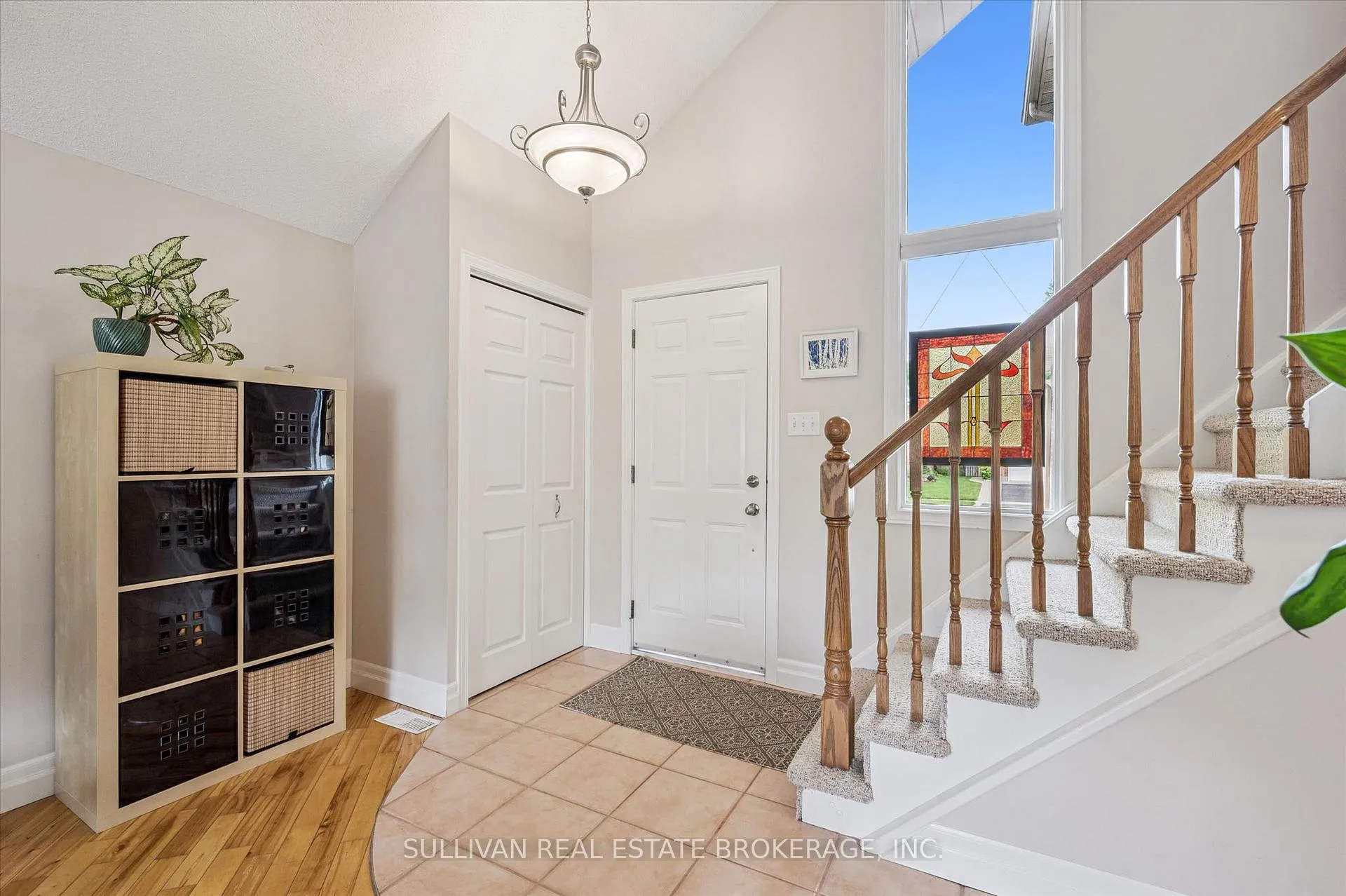 Photo 3 of 2 Deerchase Court, Guelph, Kortright West — HOMEH