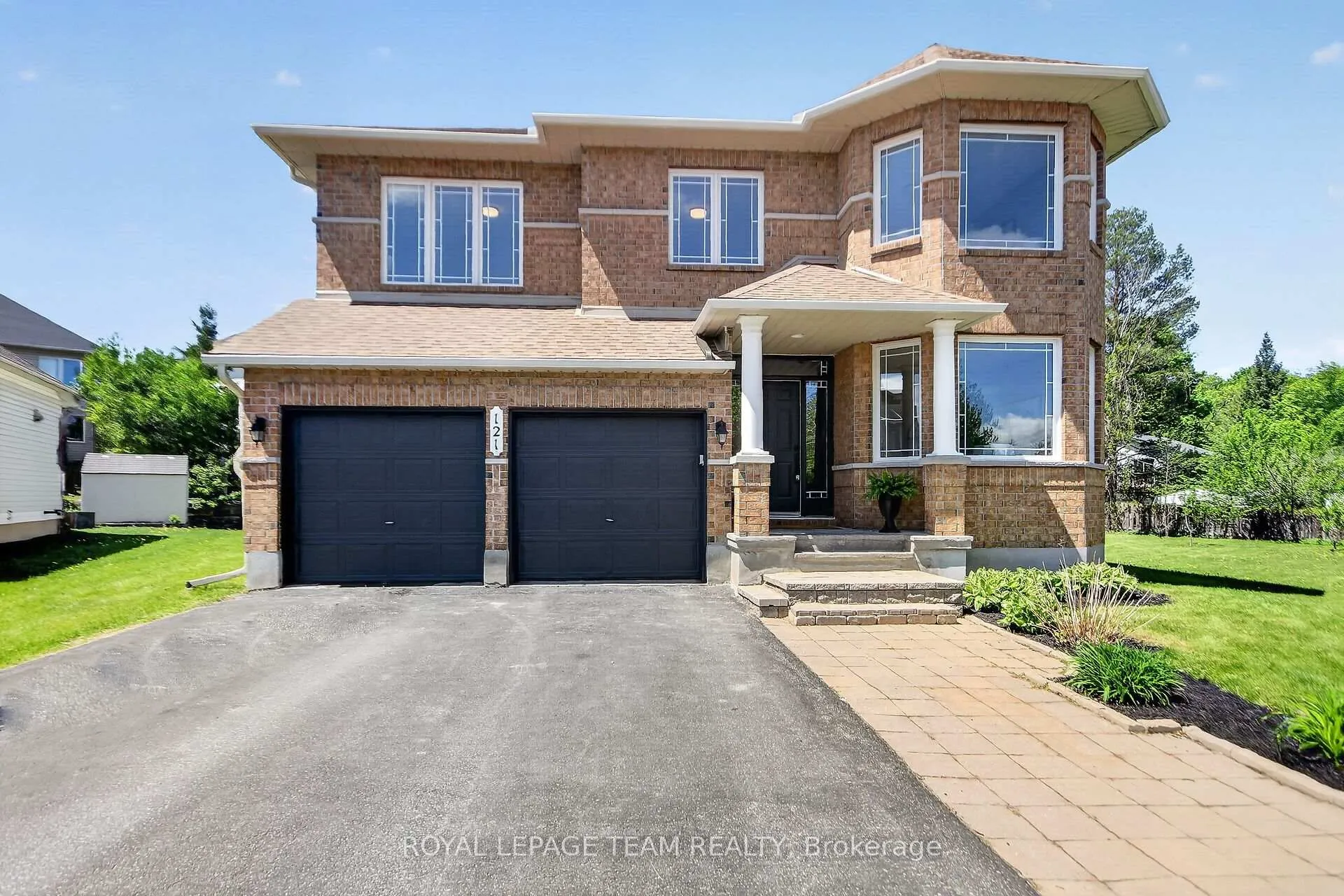 Front of 121 Muskego Crescent