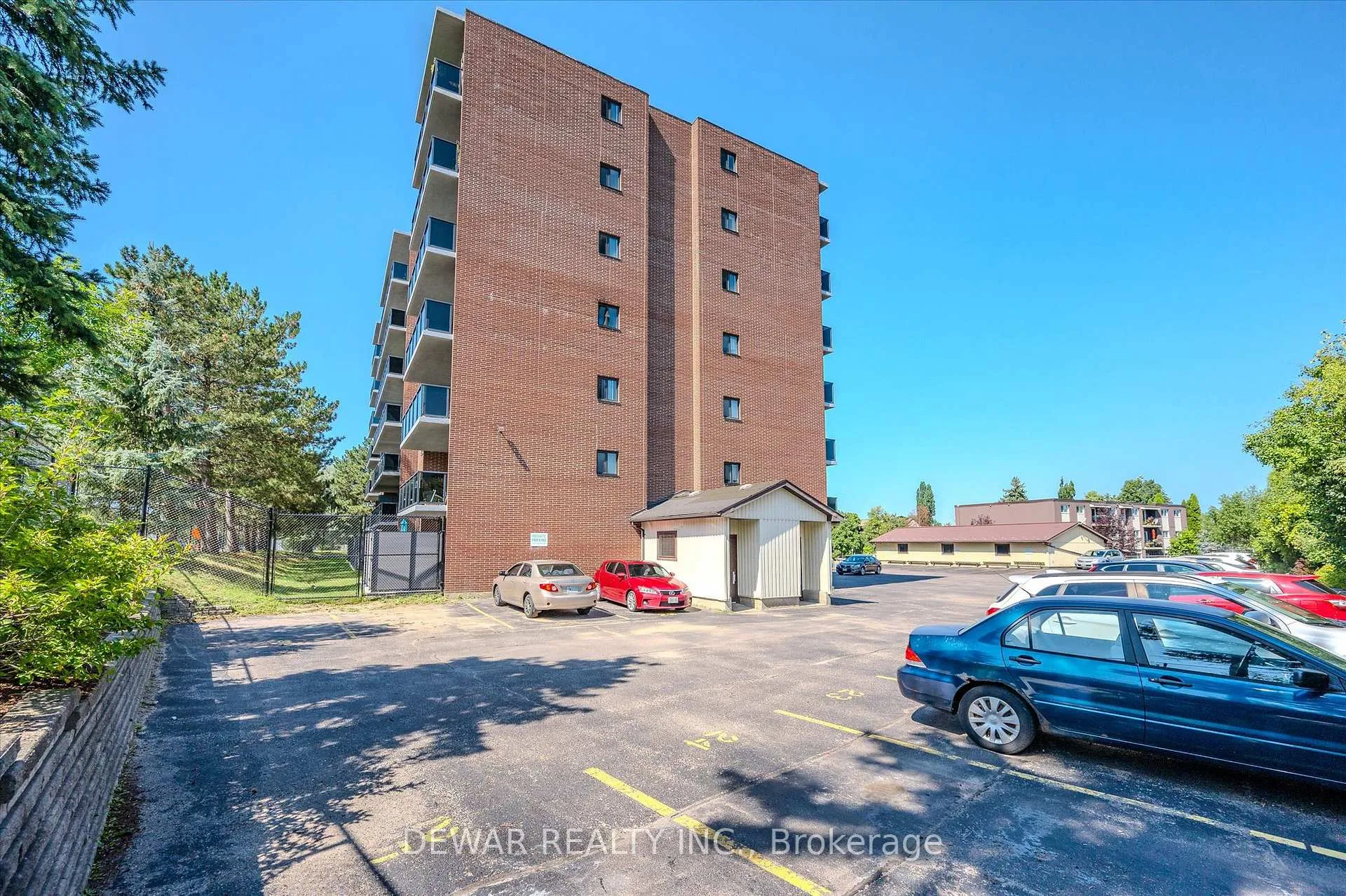 Photo 4 of Unit 405, 279 Chandler Drive, Kitchener, Laurentian Hills — HOMEH