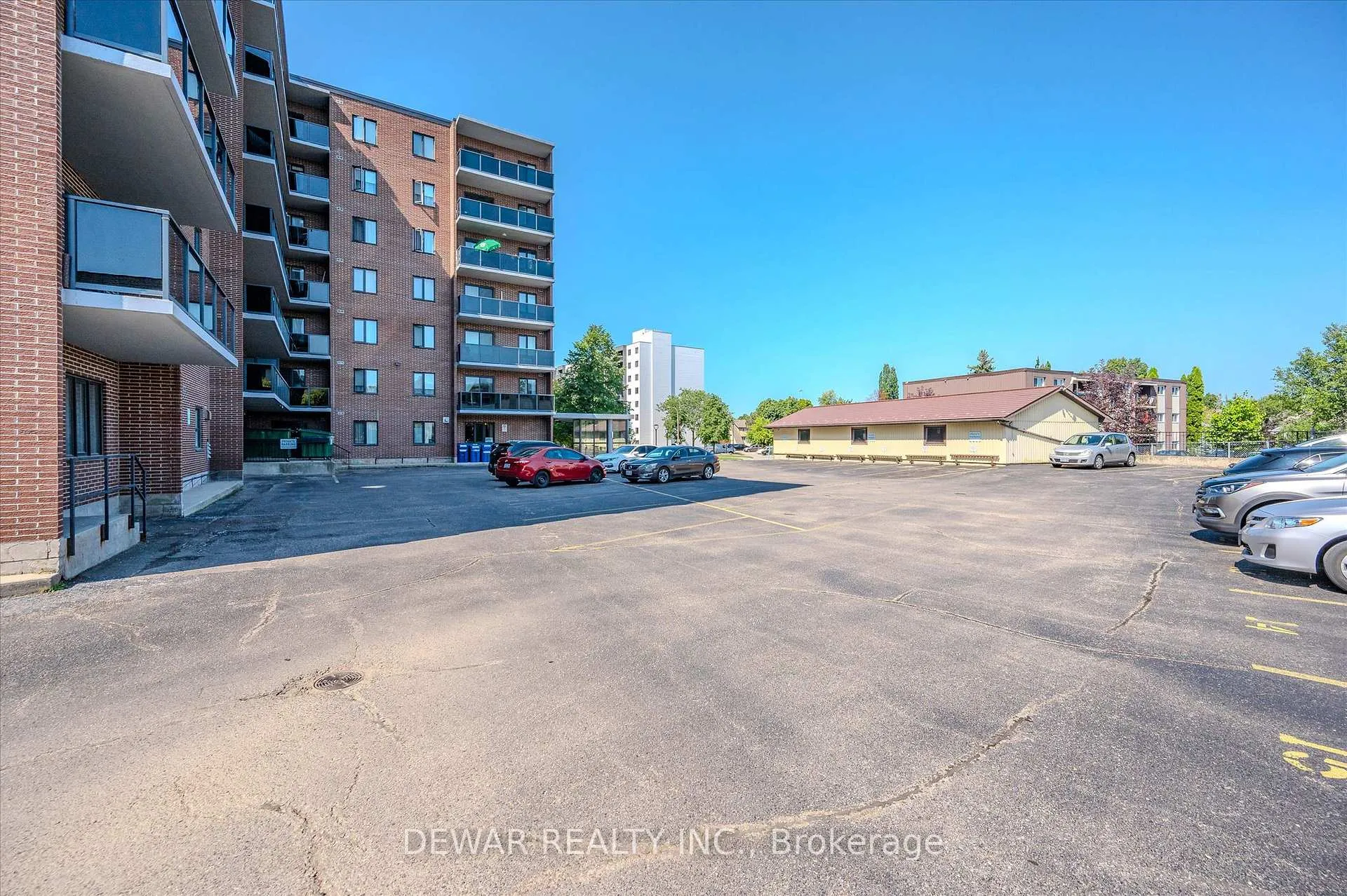 Photo 5 of Unit 405, 279 Chandler Drive, Kitchener, Laurentian Hills — HOMEH