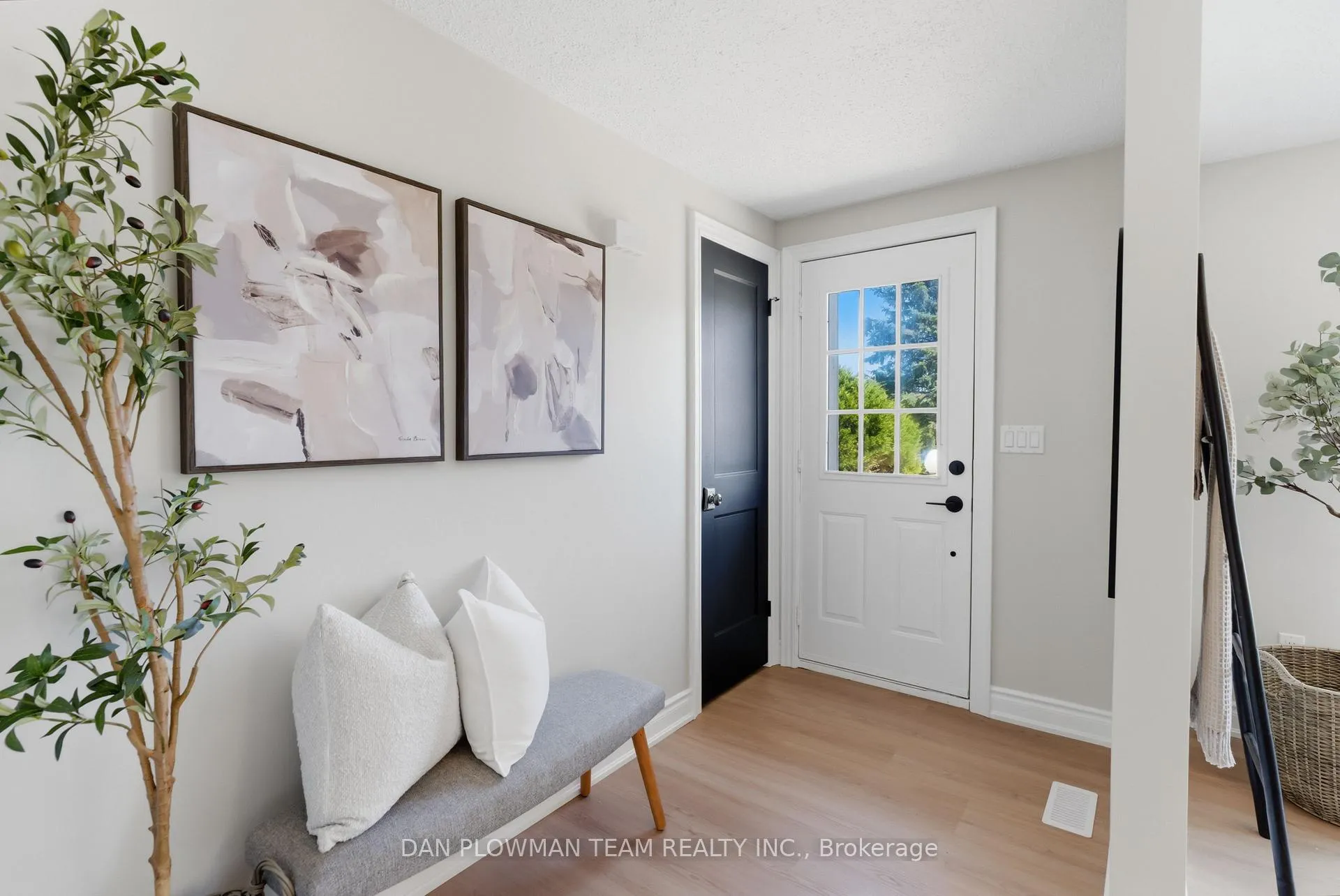 Photo 2 of 14 Heritage Lane, Clarington, Bowmanville — HOMEH