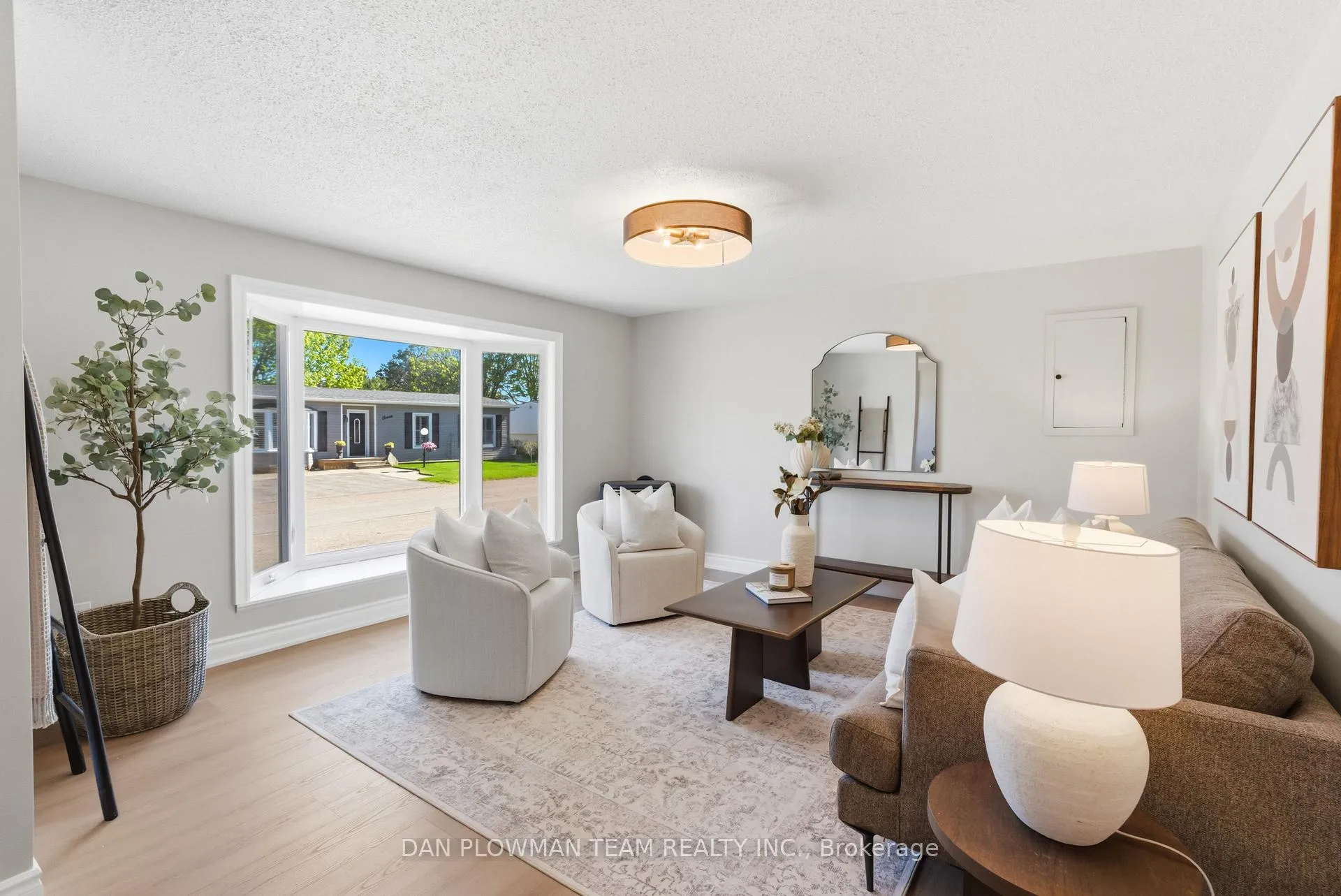 Photo 3 of 14 Heritage Lane, Clarington, Bowmanville — HOMEH
