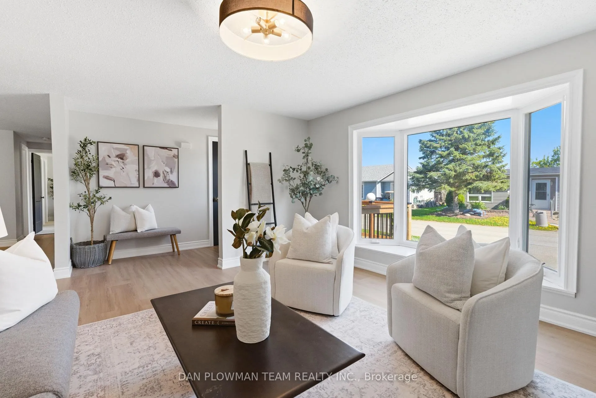 Photo 4 of 14 Heritage Lane, Clarington, Bowmanville — HOMEH