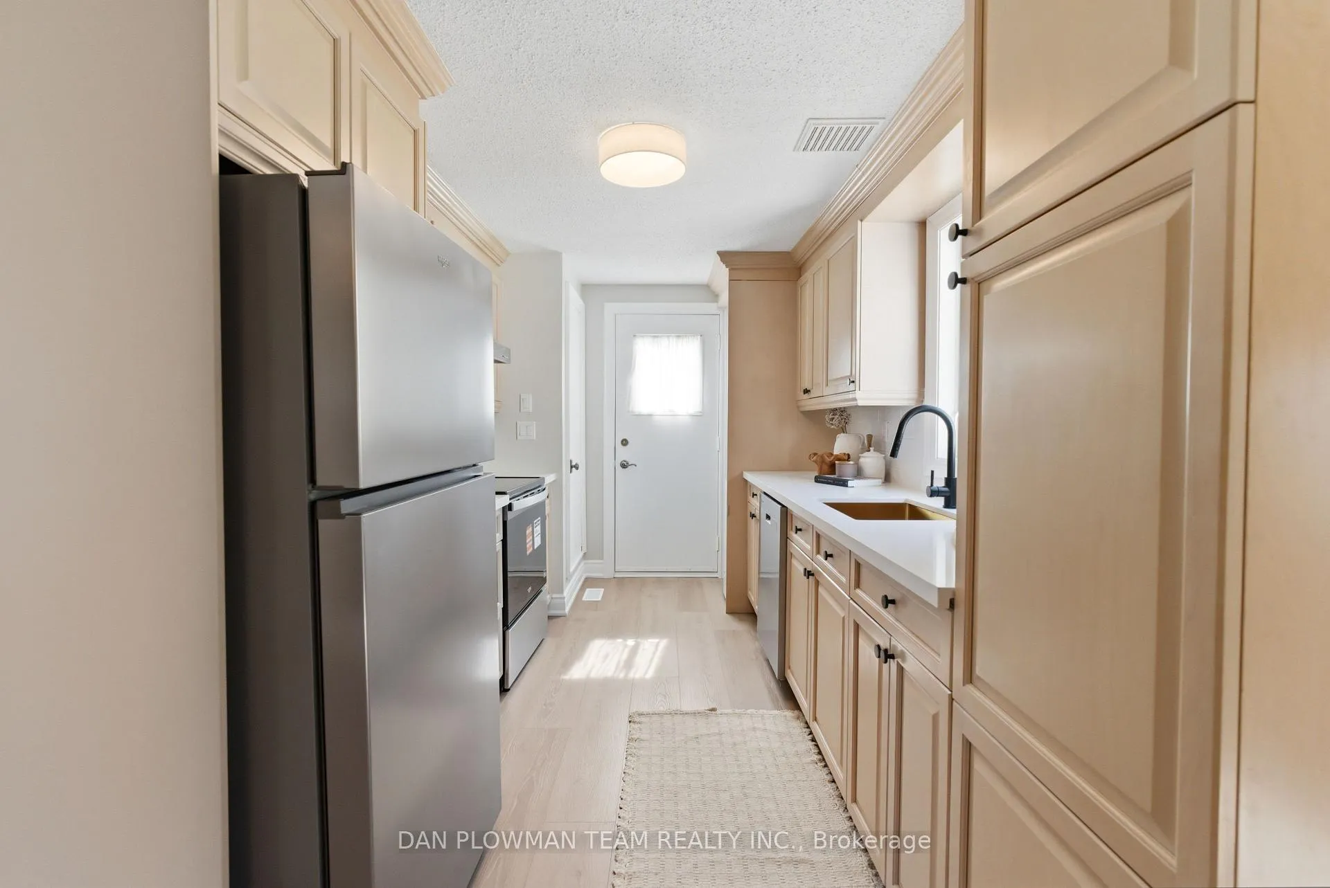 Photo 6 of 14 Heritage Lane, Clarington, Bowmanville — HOMEH