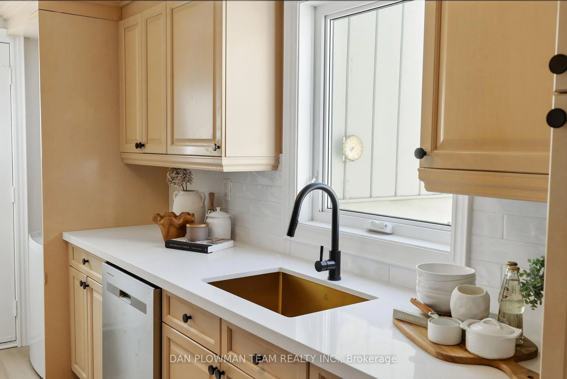 Photo 7 of 14 Heritage Lane, Clarington, Bowmanville — HOMEH
