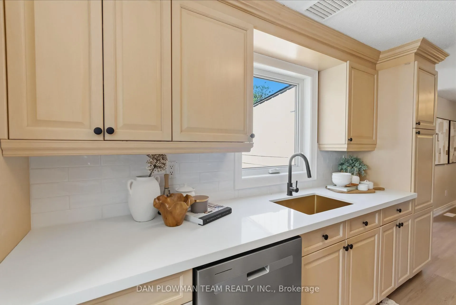 Photo 12 of 14 Heritage Lane, Clarington, Bowmanville — HOMEH