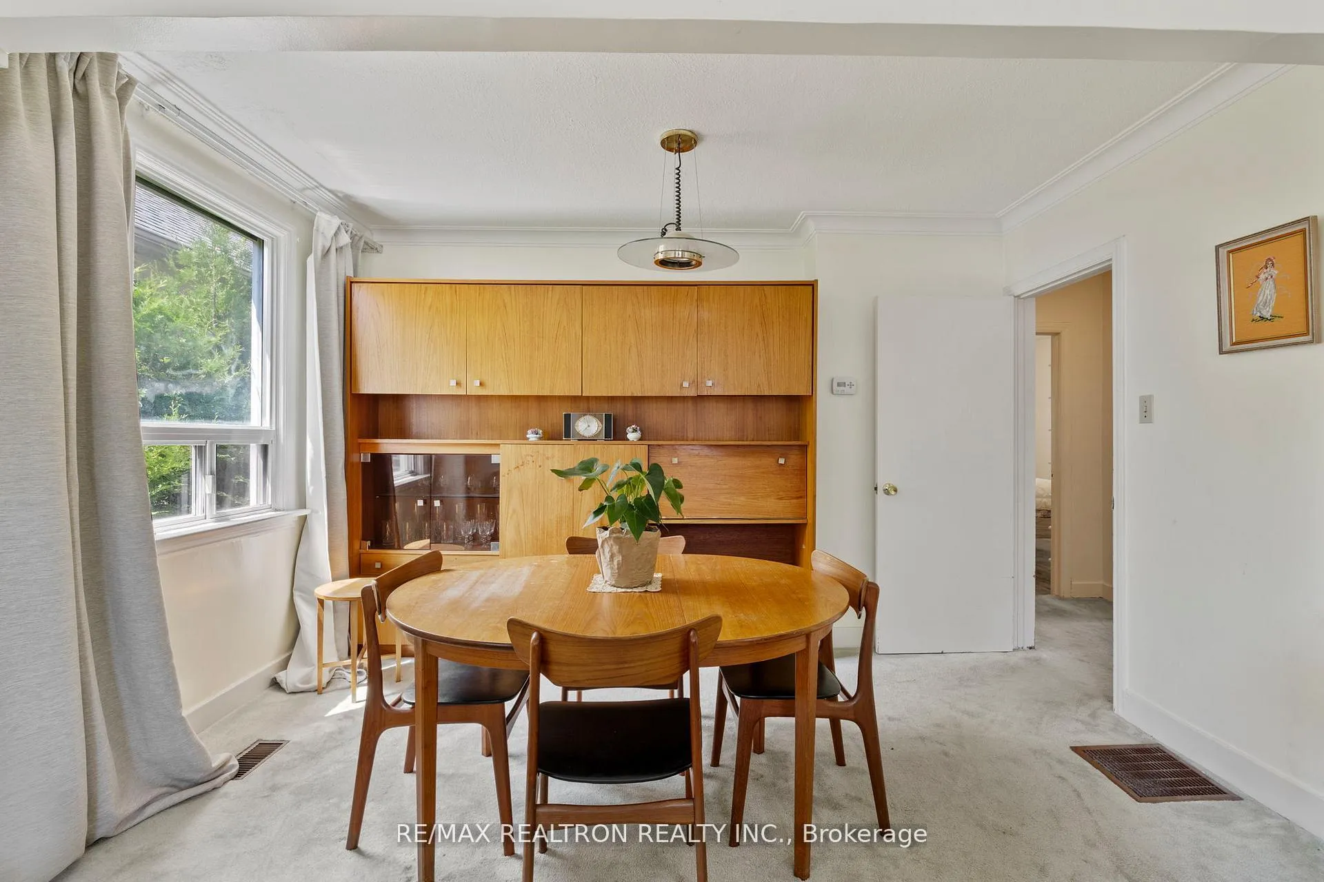 Photo 4 of 598 Coldstream Avenue, Toronto, Englemount-Lawrence — HOMEH