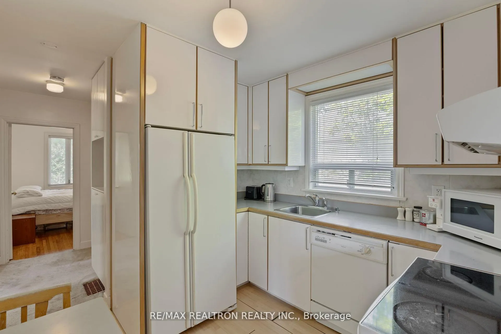 Photo 5 of 598 Coldstream Avenue, Toronto, Englemount-Lawrence — HOMEH