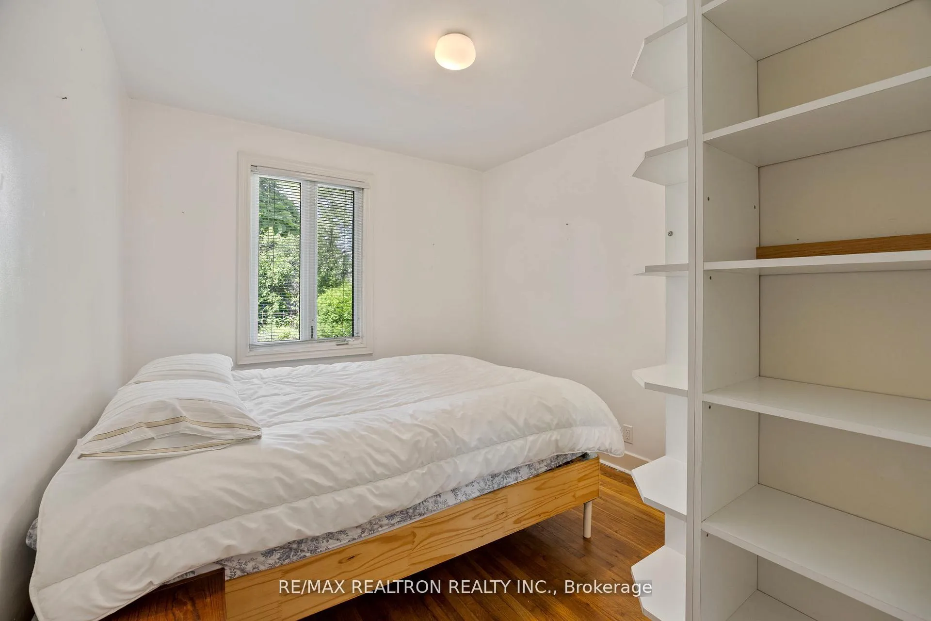 Photo 7 of 598 Coldstream Avenue, Toronto, Englemount-Lawrence — HOMEH