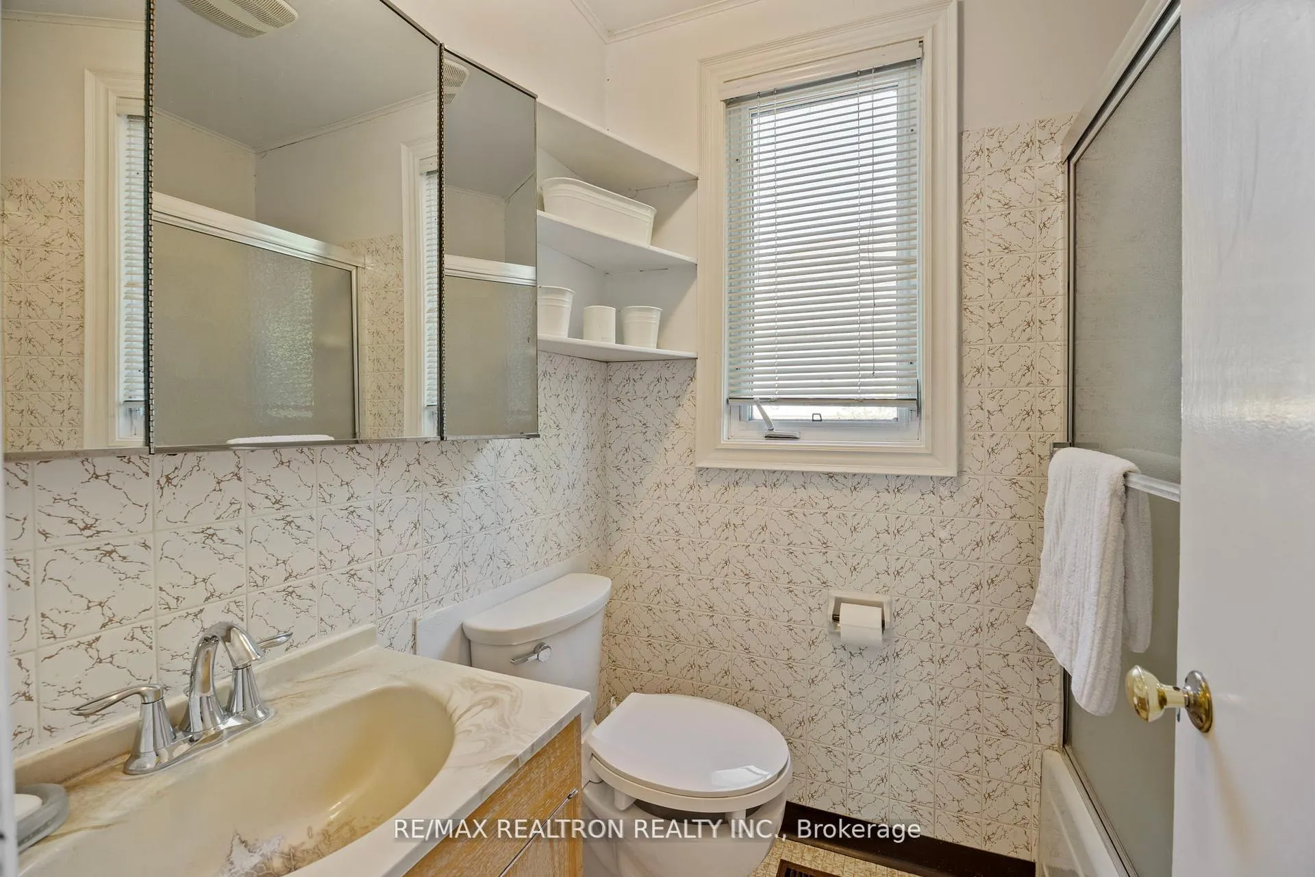 Photo 8 of 598 Coldstream Avenue, Toronto, Englemount-Lawrence — HOMEH