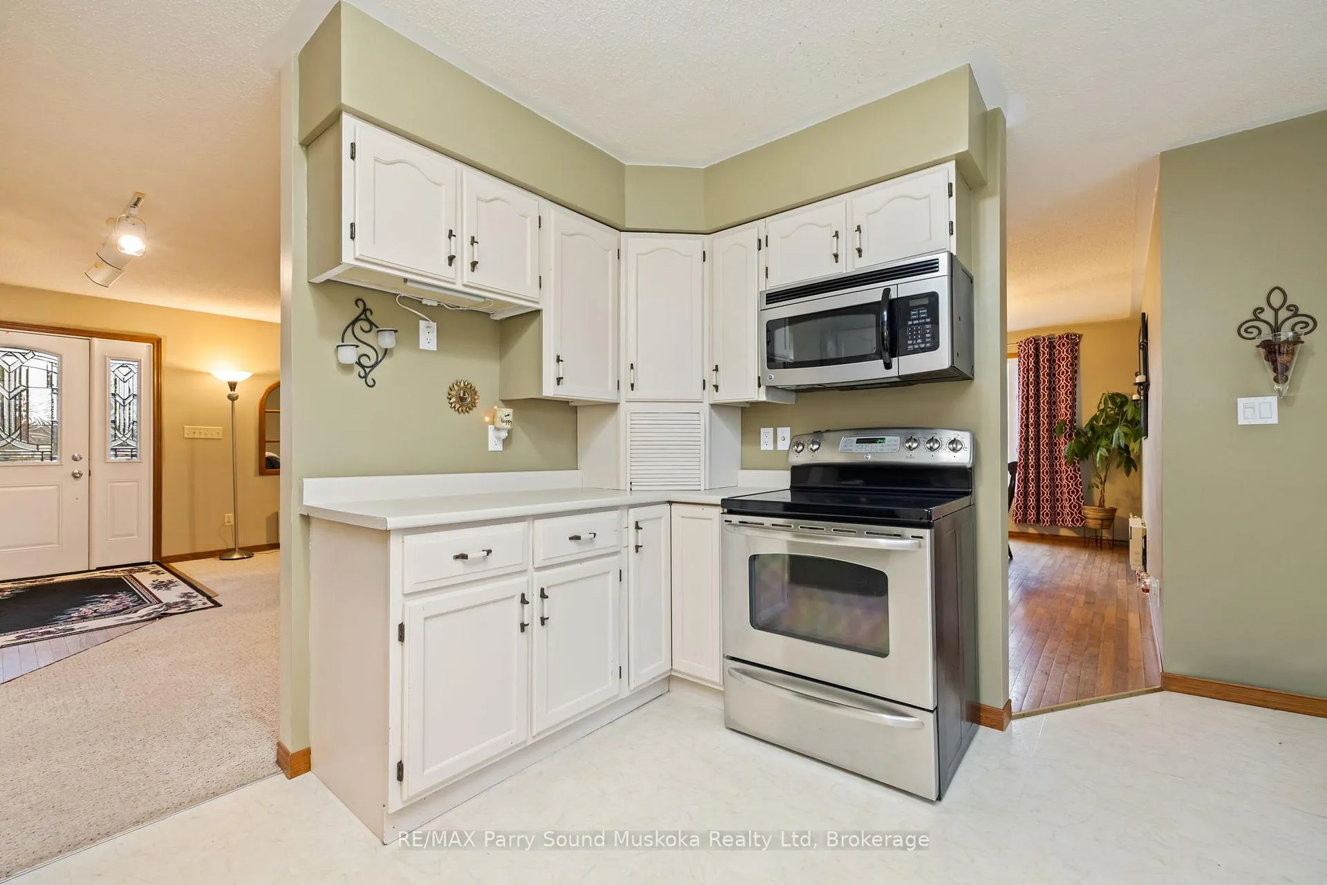 Photo 4 of 54 Pineridge Drive, McDougall — HOMEH