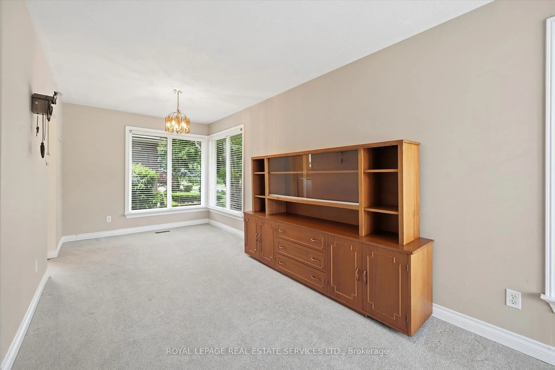 Photo 13 of 484 Grand Boulevard, Oakville, Falgarwood — HOMEH