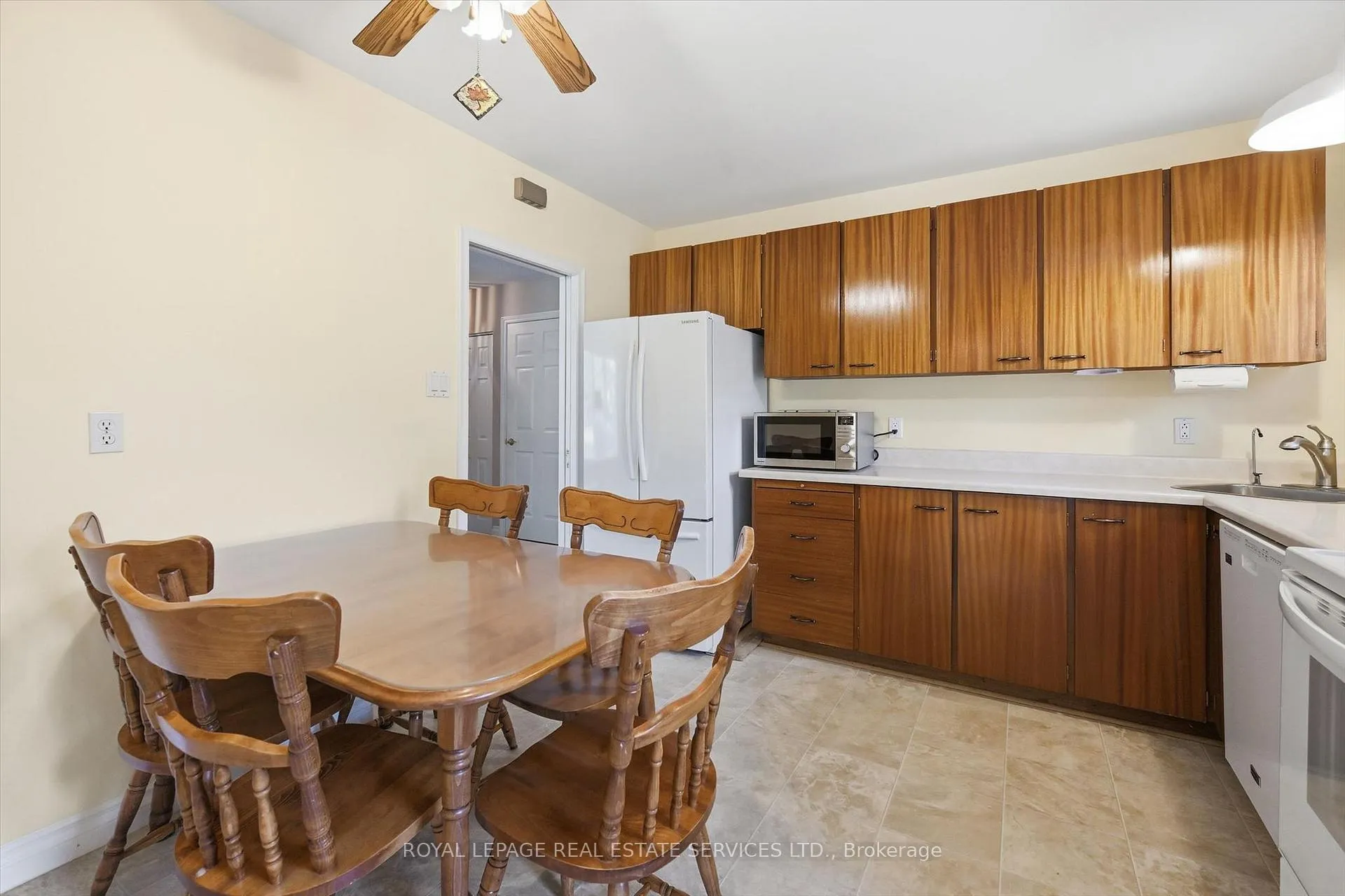 Photo 16 of 484 Grand Boulevard, Oakville, Falgarwood — HOMEH