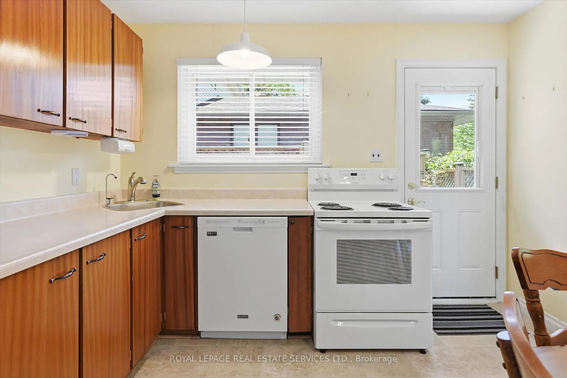 Photo 18 of 484 Grand Boulevard, Oakville, Falgarwood — HOMEH