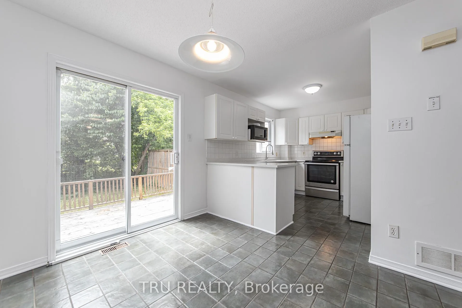 Photo 17 of 135 Margrave Avenue, Ottawa, Hunt Club Park/Greenboro — HOMEH